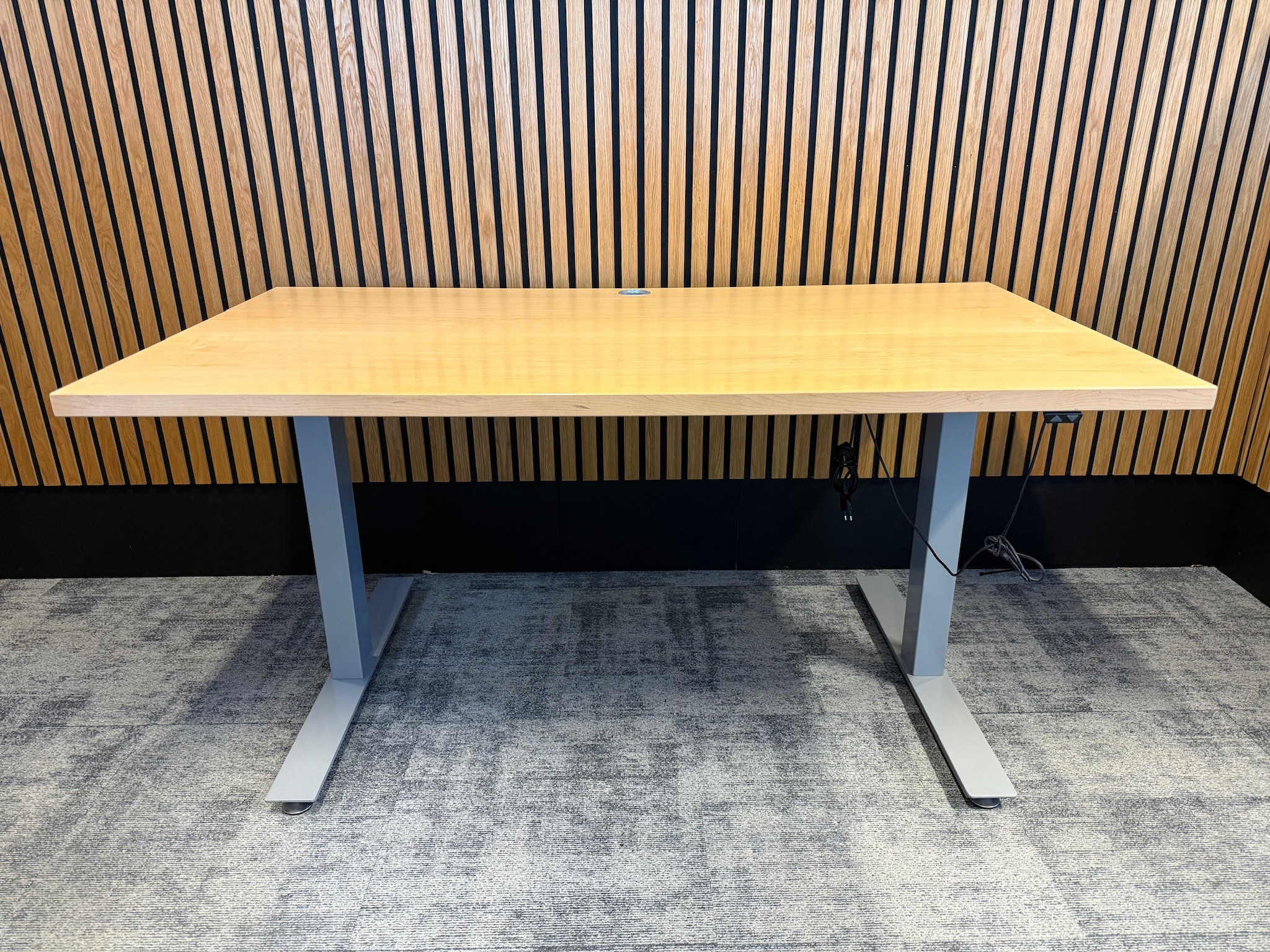 Cube Design rafmagnsborð frá A4 m.kaplarennu og fjöltengi, B150xD80sm. (114 stk) 2