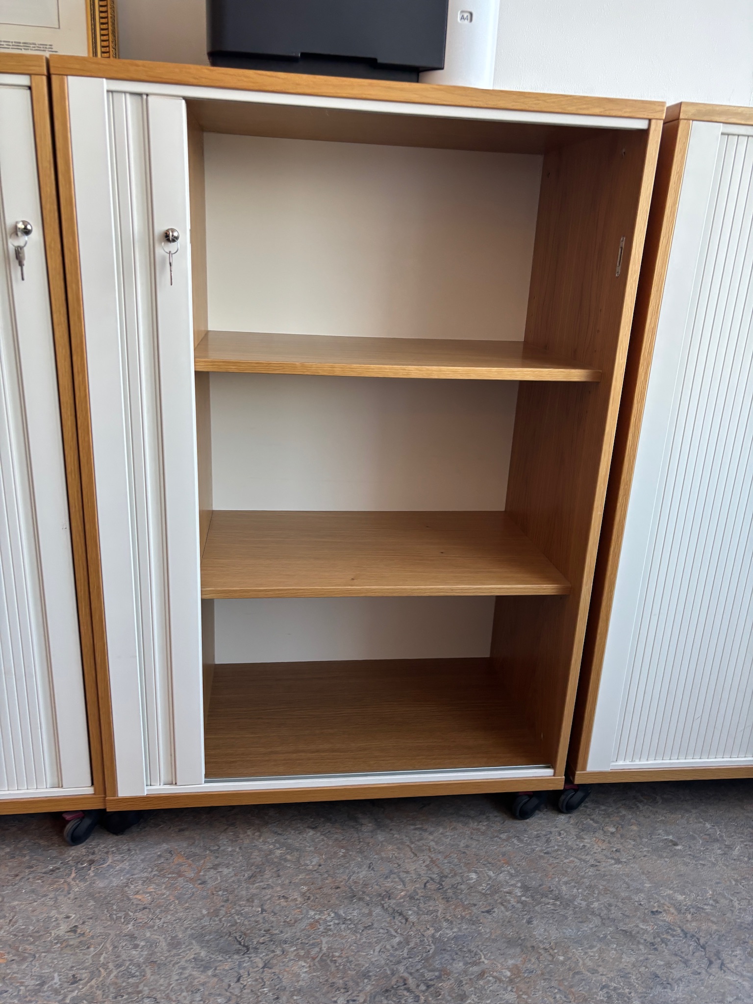 SELT / SOLD Skrifstofuskápur m. rennihurðum á hjólum frá Sýrusson 2