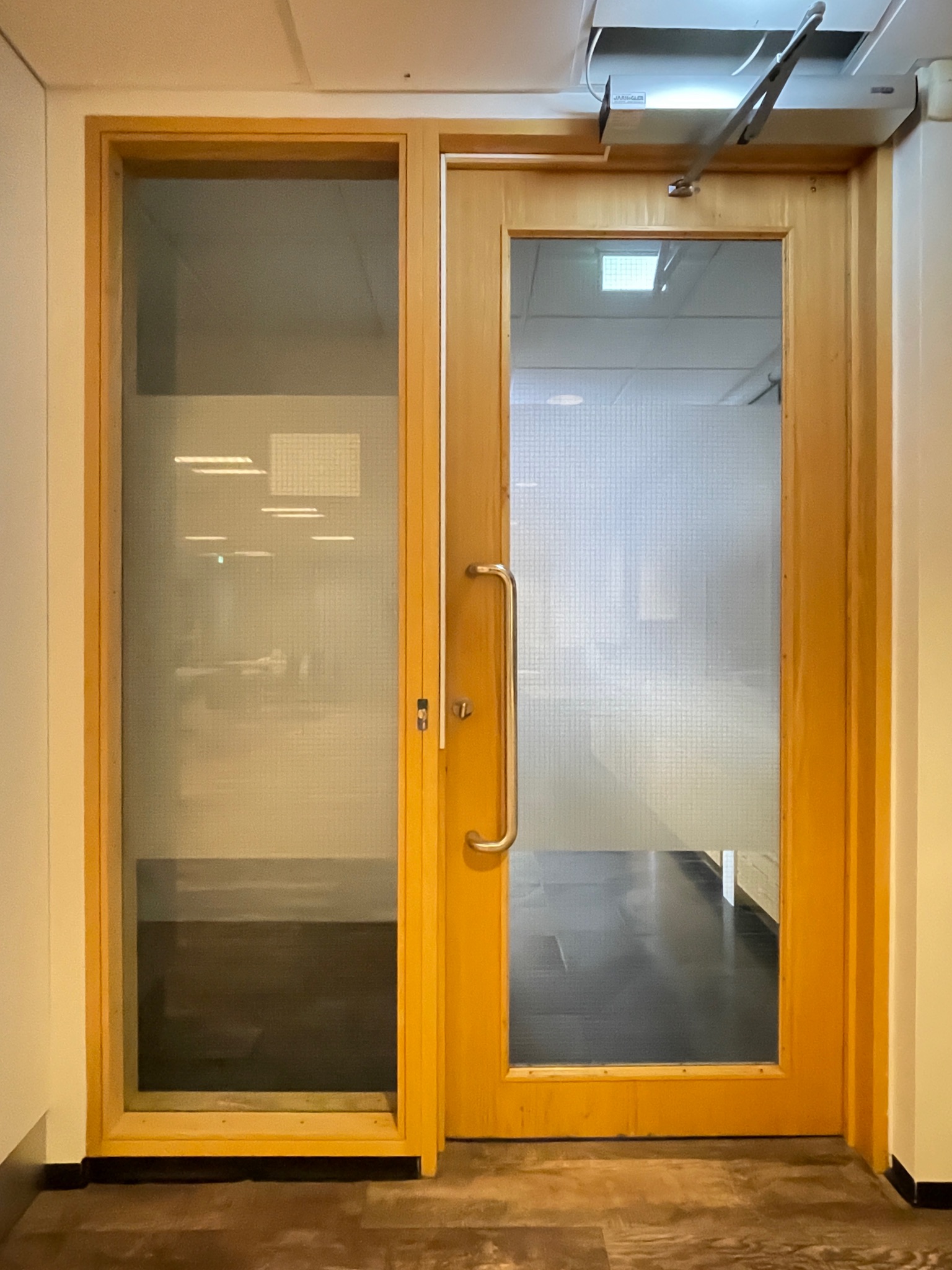 SELT / SOLD Viðarhurð - eldvarnarhurð með gleri, læsingu og pumpu, eldvarin