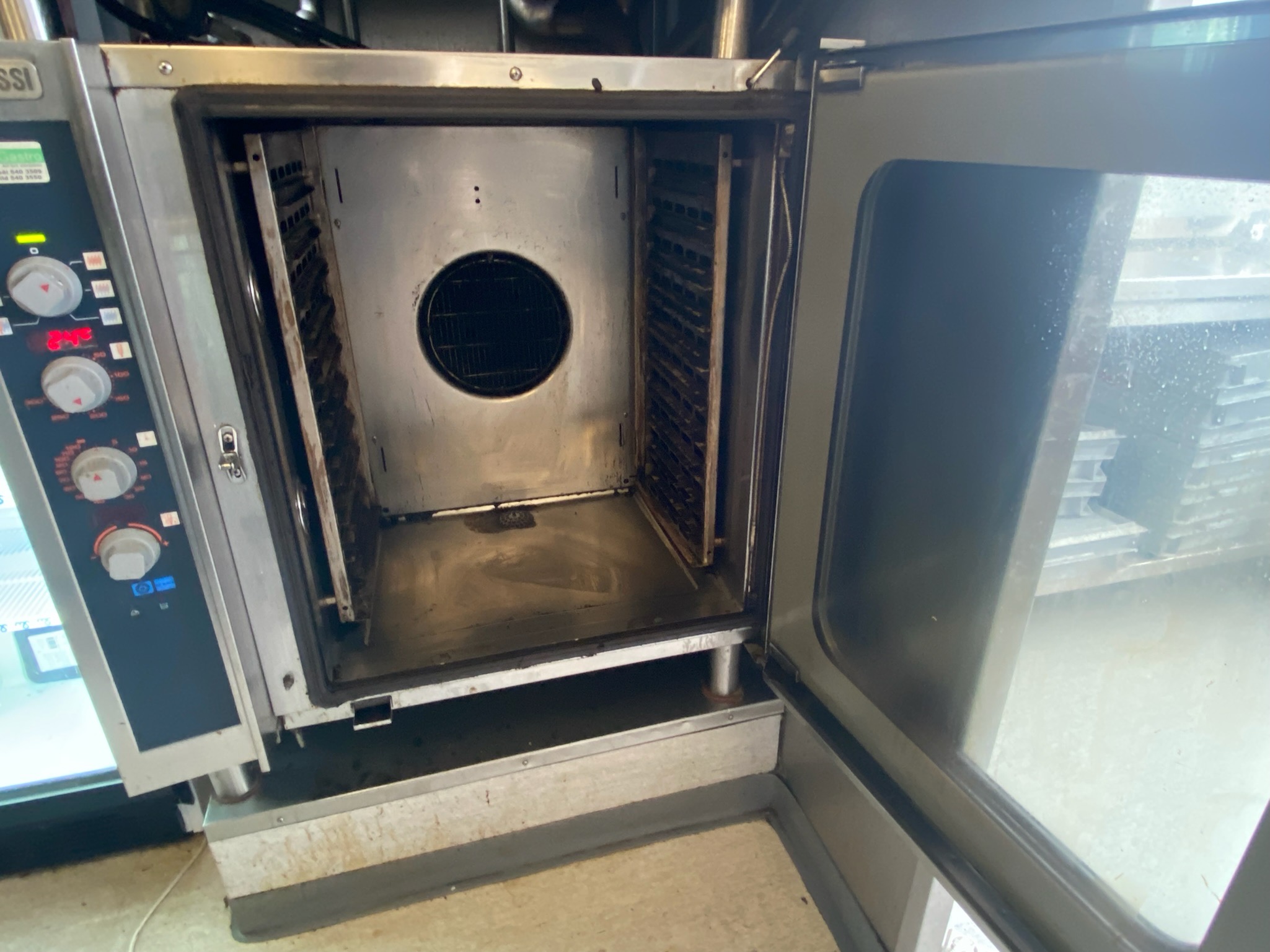 SELT / SOLD Zanussi ofn frá ProGastro - H100 x B90 x D90 sm. 2
