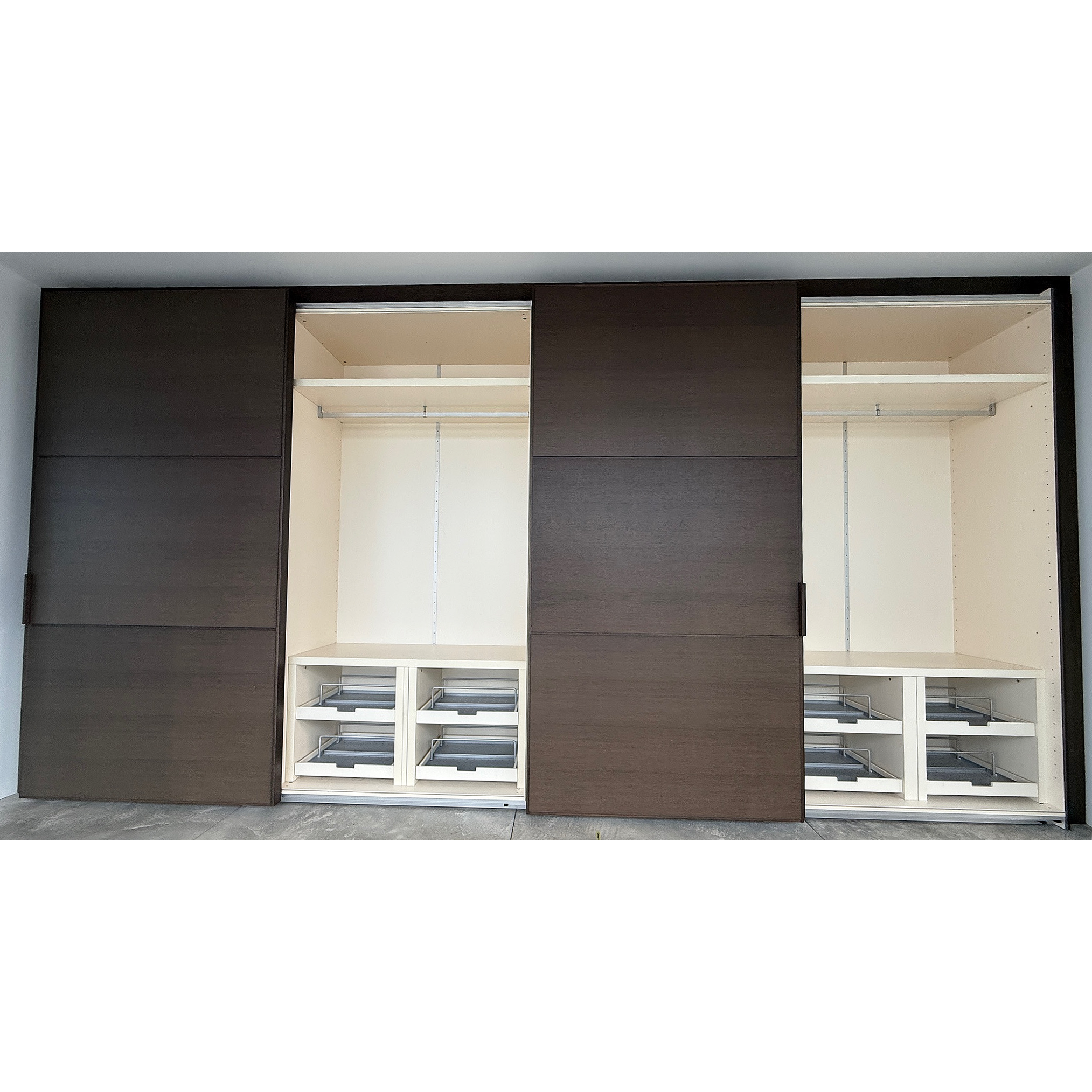 SELT / SOLD Tisettanta fataskápur - sérsmíðað á Ítalíu - B510 x D60 x H260 sm.