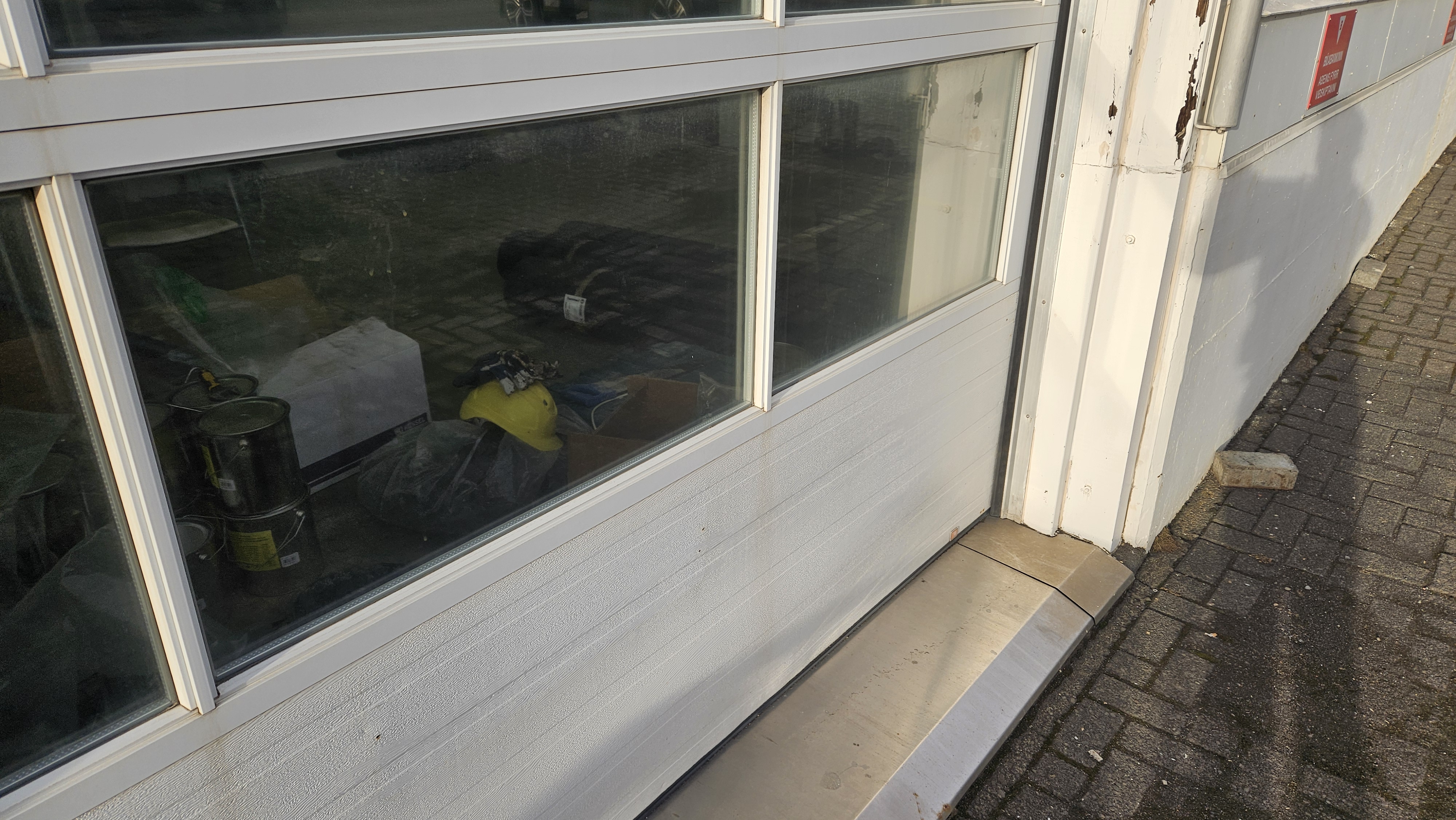 SELT / SOLD - Flott Héðins iðnaðarhurð með glugga gatmál: 290 sm. hæð 290 2