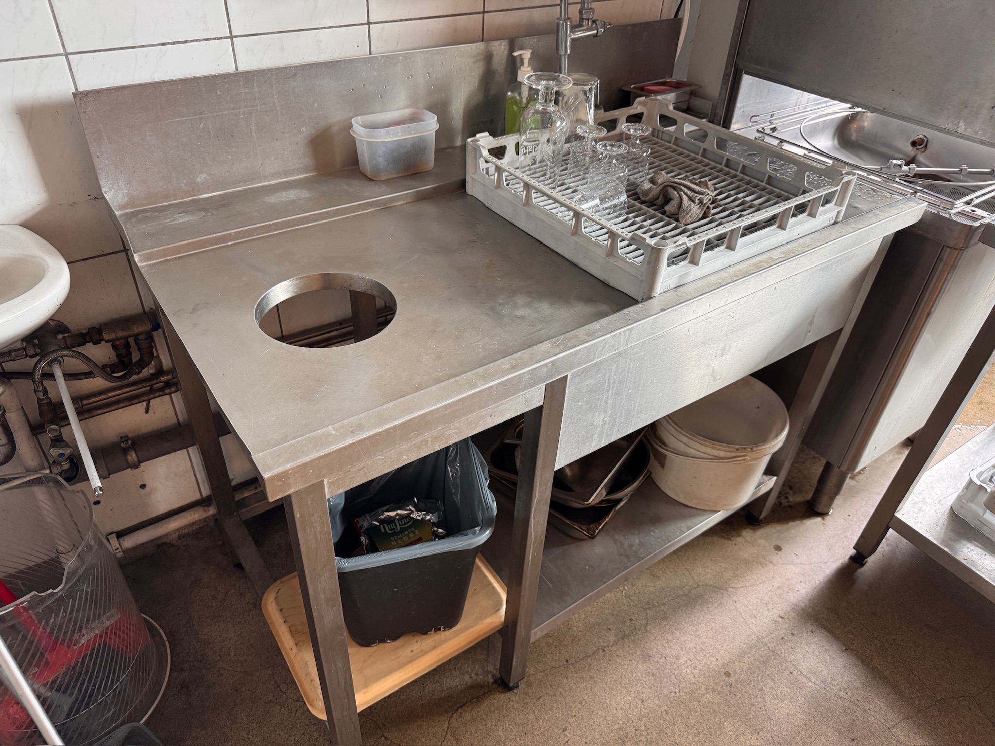 SELT / SOLD Stálborð með vaski, blöndunartæki og kanti 2