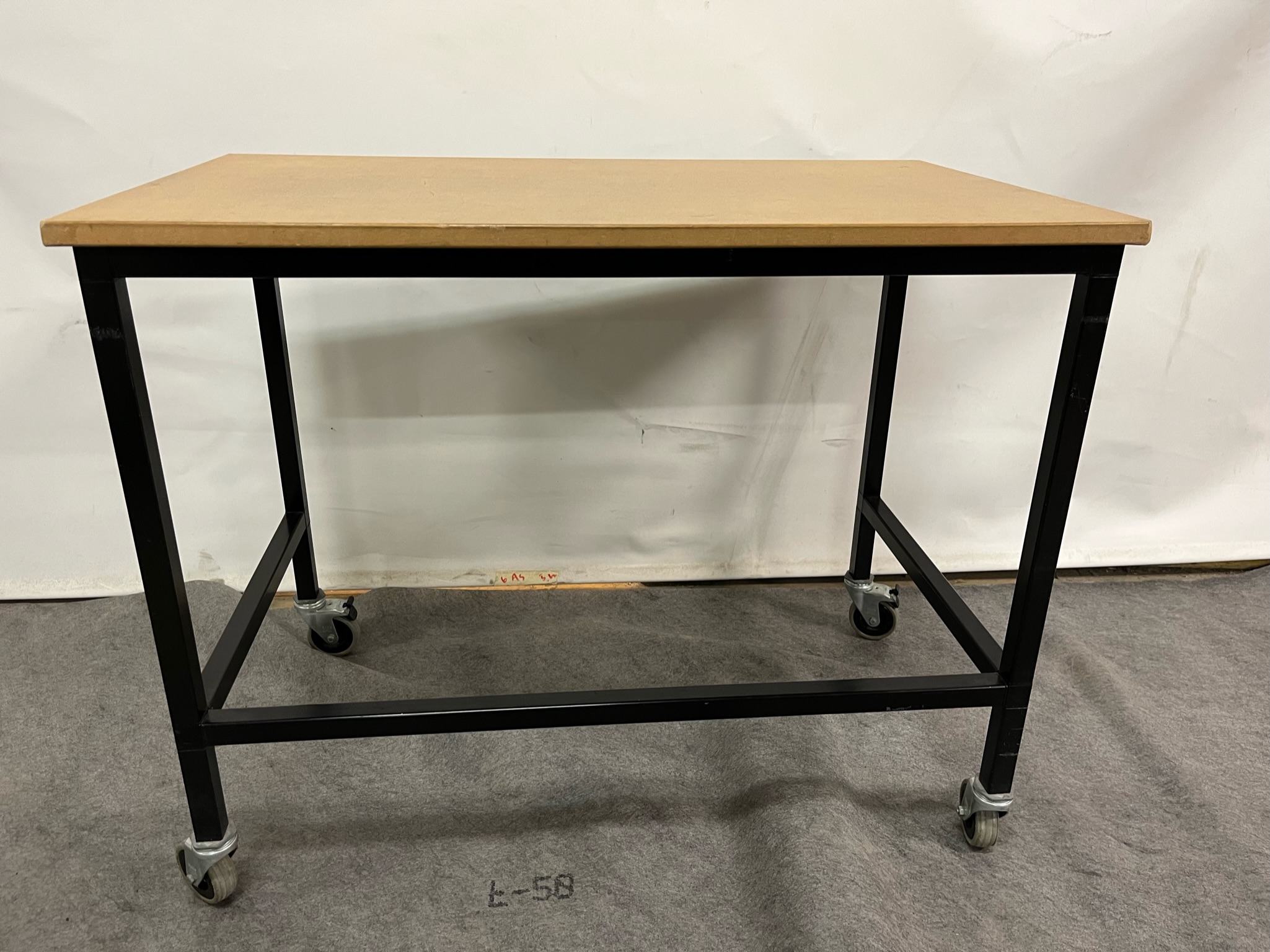 SELT / SOLD - Vinnuborð á hjólum 2