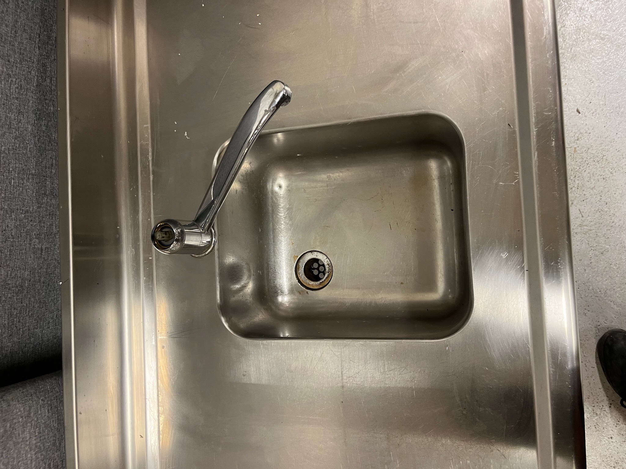 SELT / SOLD Stálborð með vöskum og kælibaði, L290 x B65 sm. 4