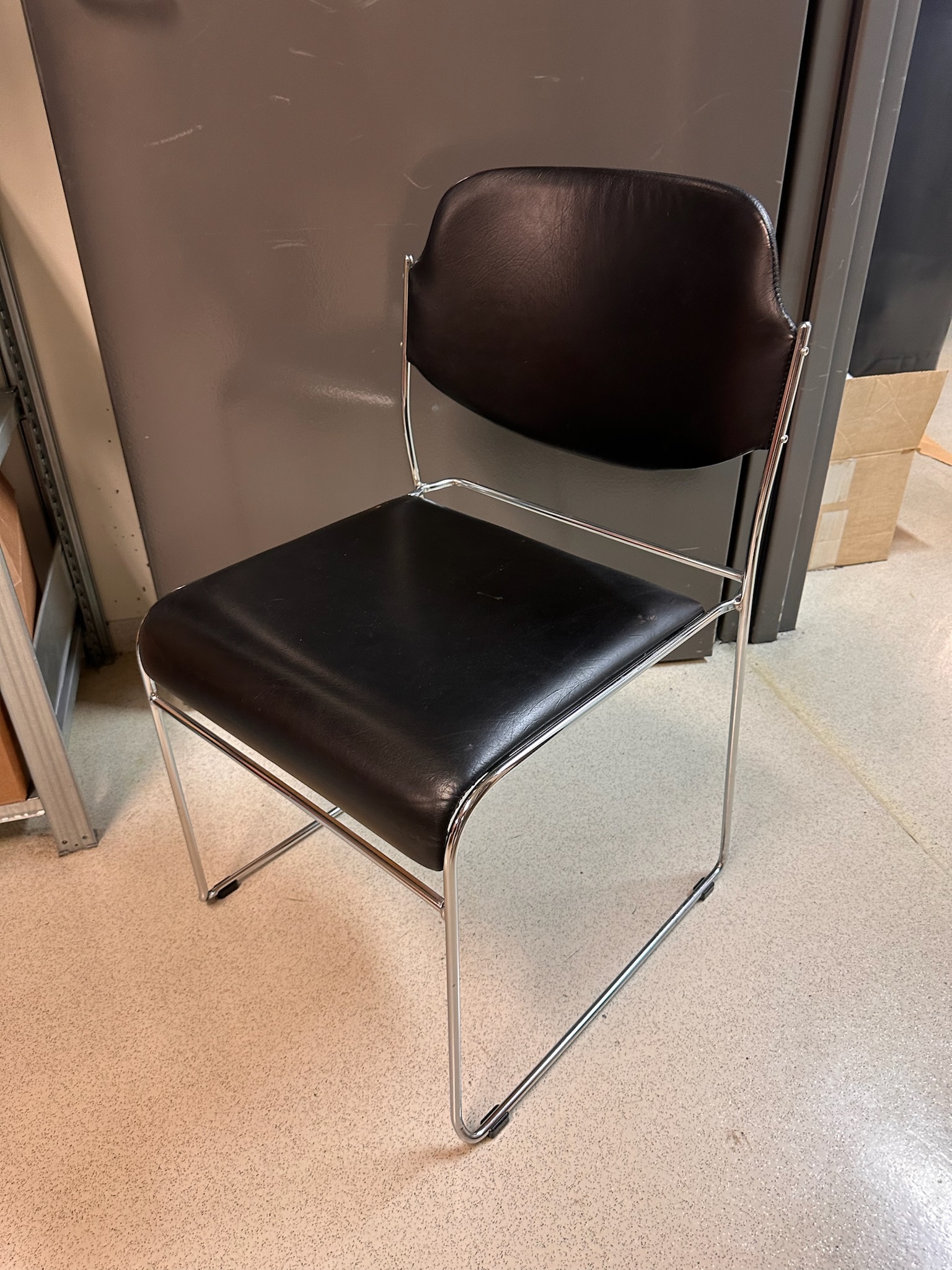 SELT / SOLD Leðurstólar svartir staflanlegir