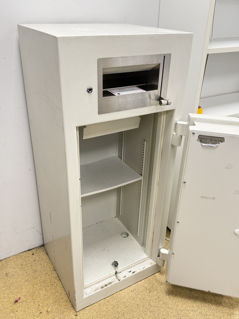 SELT / SOLD Robur verðmætaskápur m.innkastsskáp - H122 x B51 9