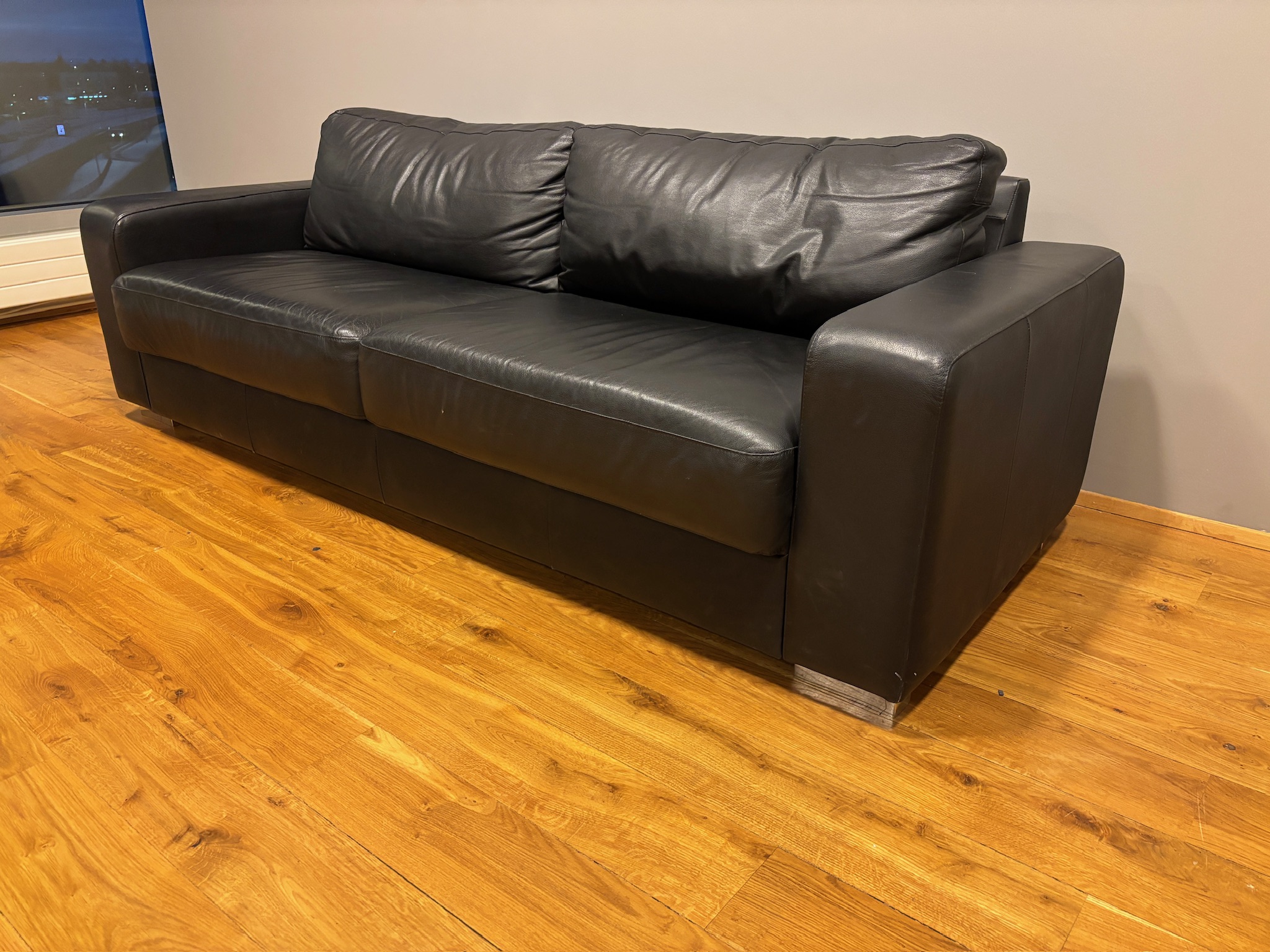 SELT / SOLD Leðursófi, 2ja manna B250xD80 sm. 2