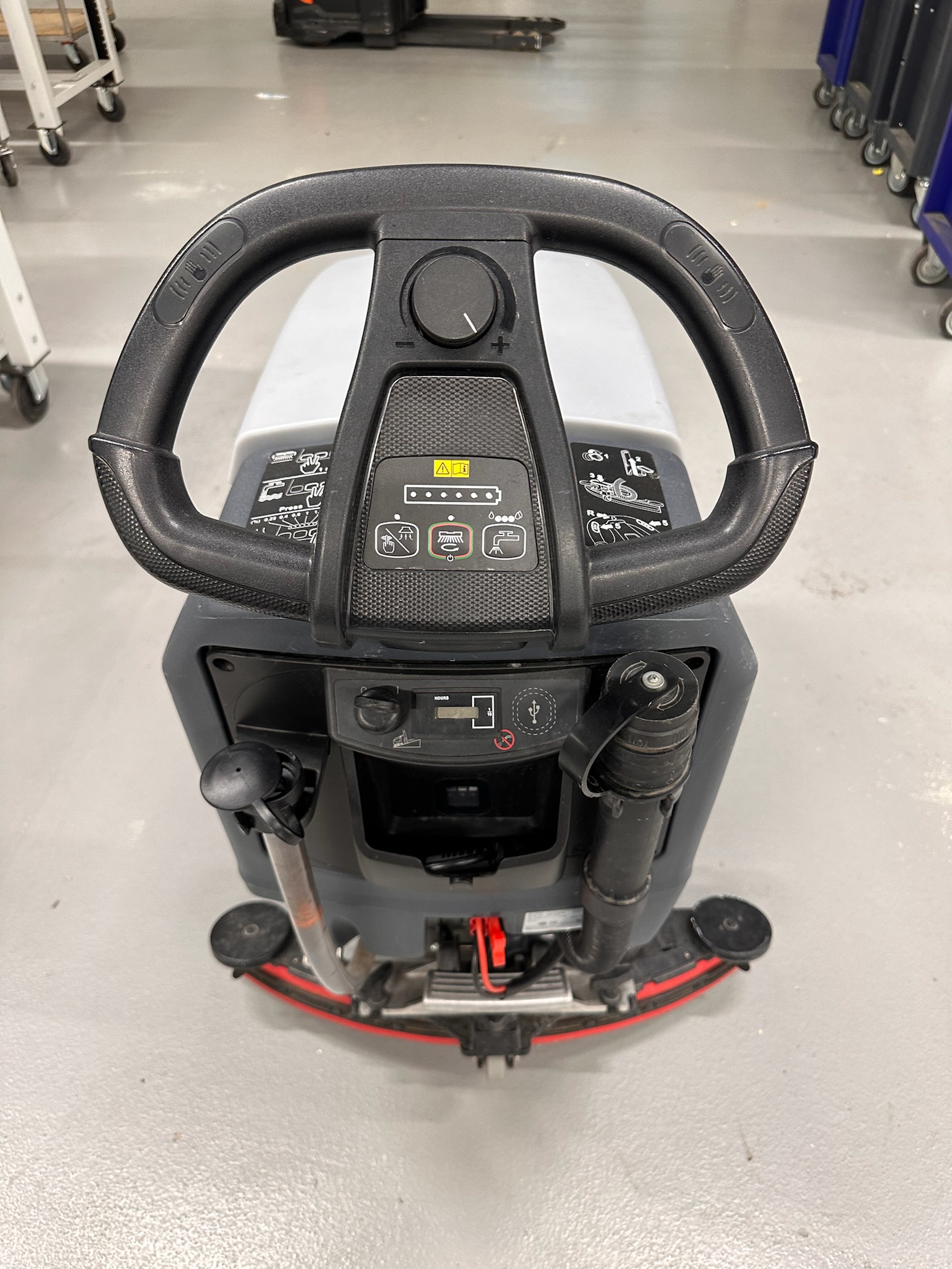 SELT / SOLD - Öflug Nilfisk CA401 skúringavél - 2018 8