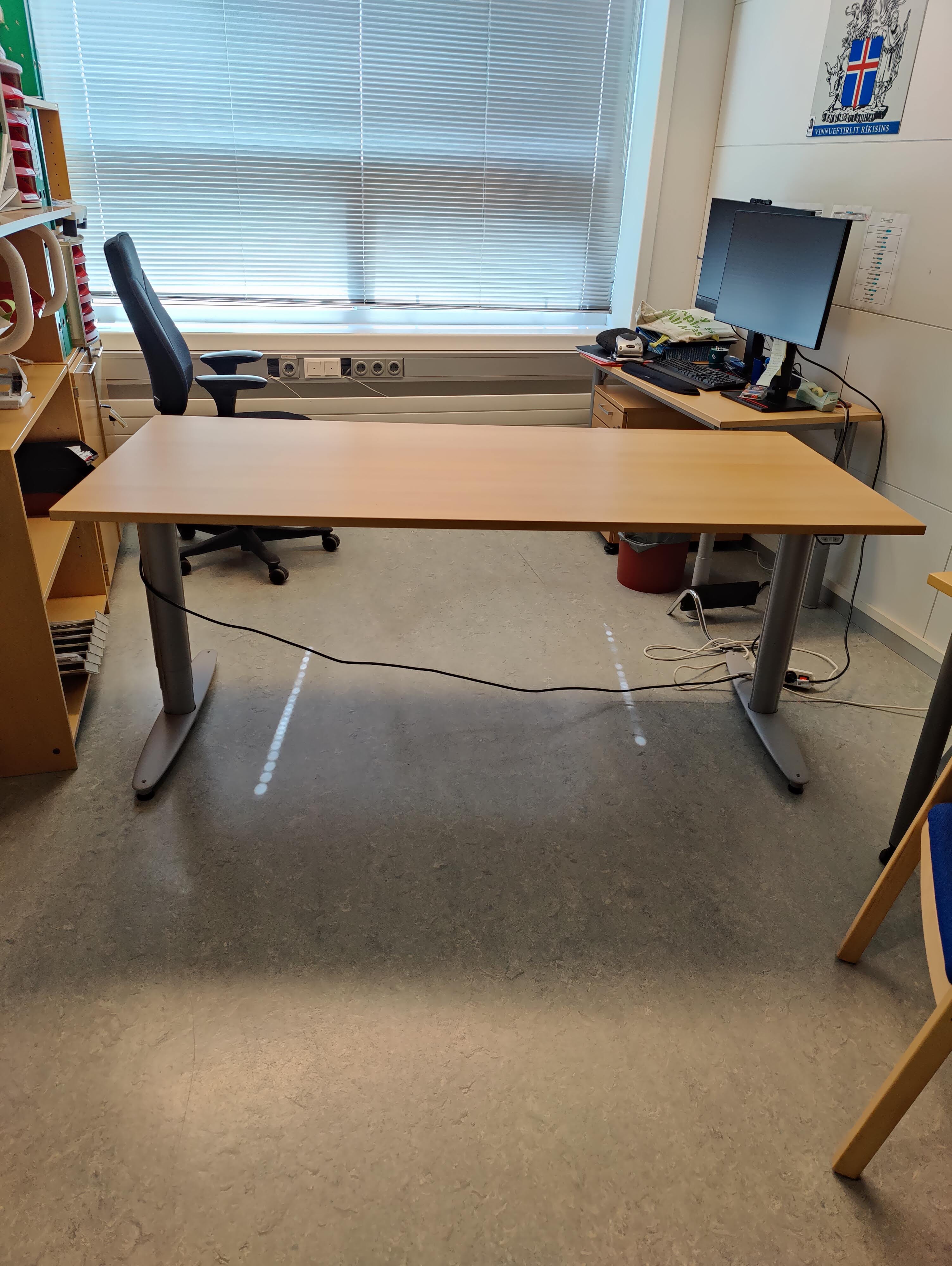 SELT / SOLD Kinnarps rafmagnsborð frá Pennanum, B180x80sm. (2 stk.) - Ísafjörður