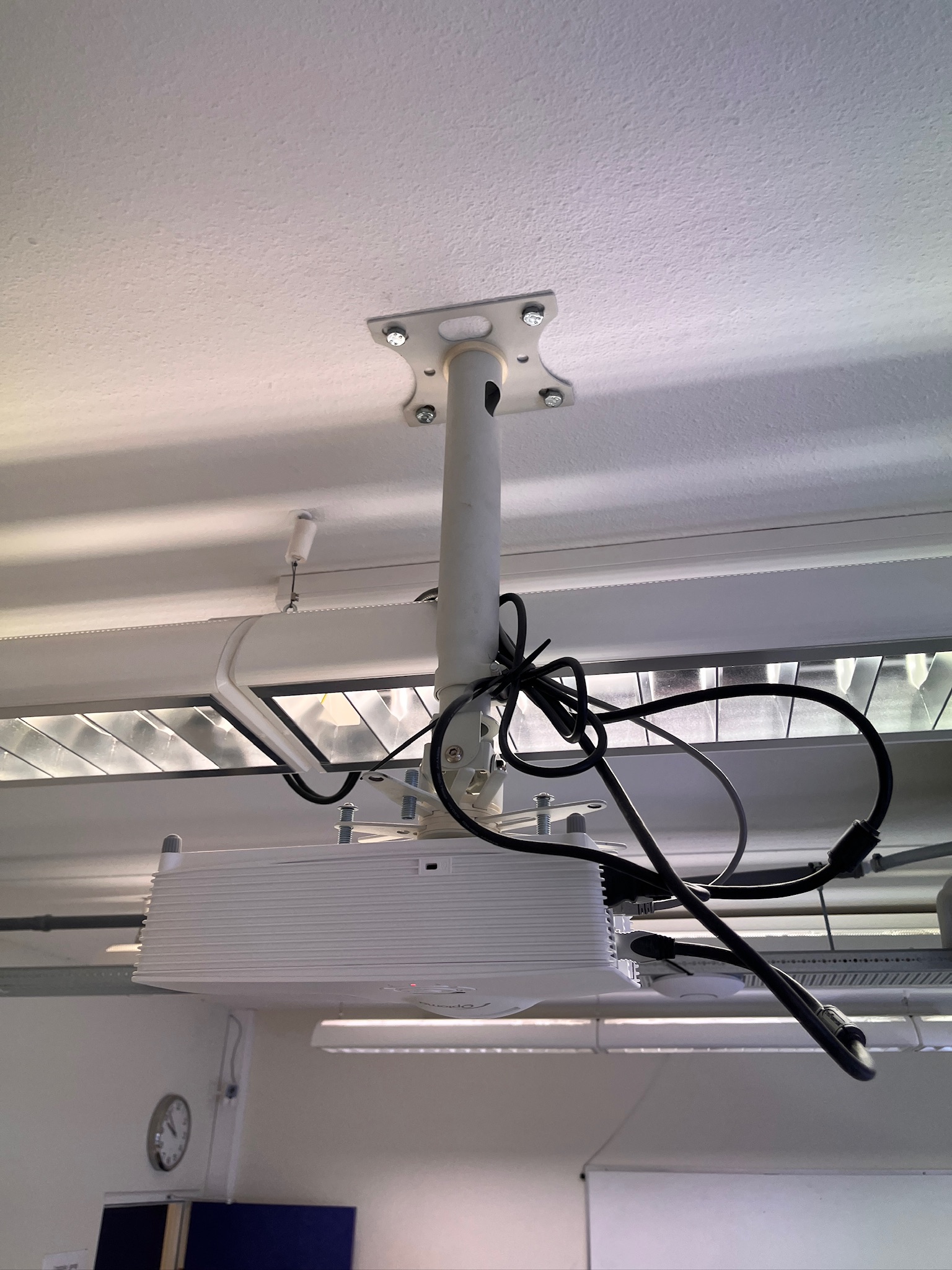 SELT / SOLD Optoma skjávarpi með loftfestingu 5