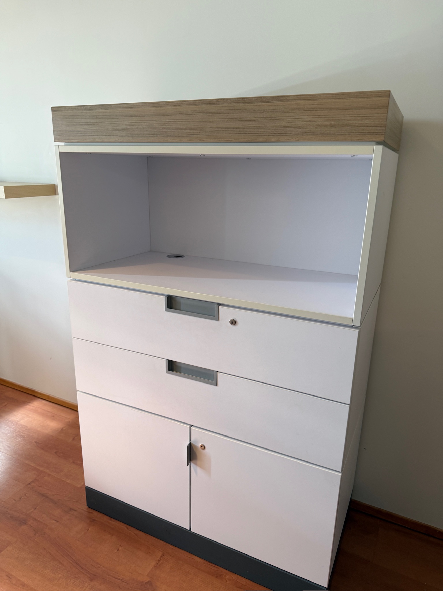 Techo Royal Ahrend skápur, H140xB90sm. 2