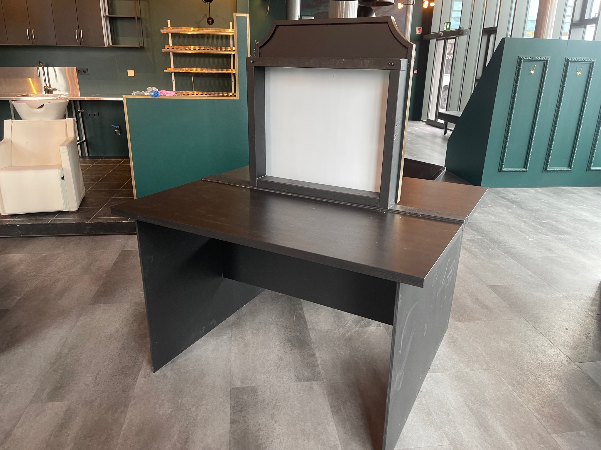 SELT / SOLD Förðunarborð / hárgreiðsluborð, B130 x D140 H88,5 sm. 8