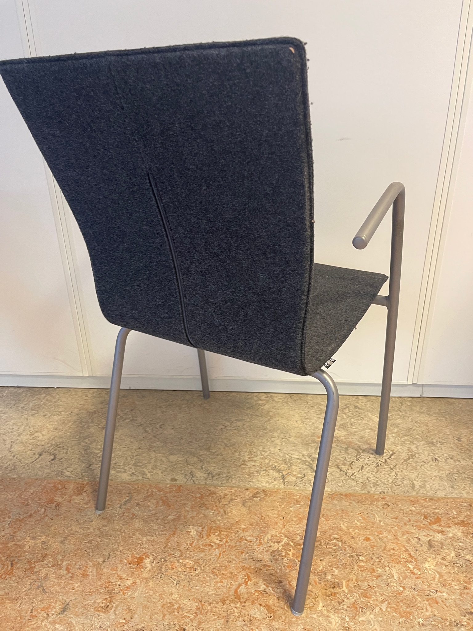 SELT / SOLD EFE fundarstólar taustólar dökkgráir 2