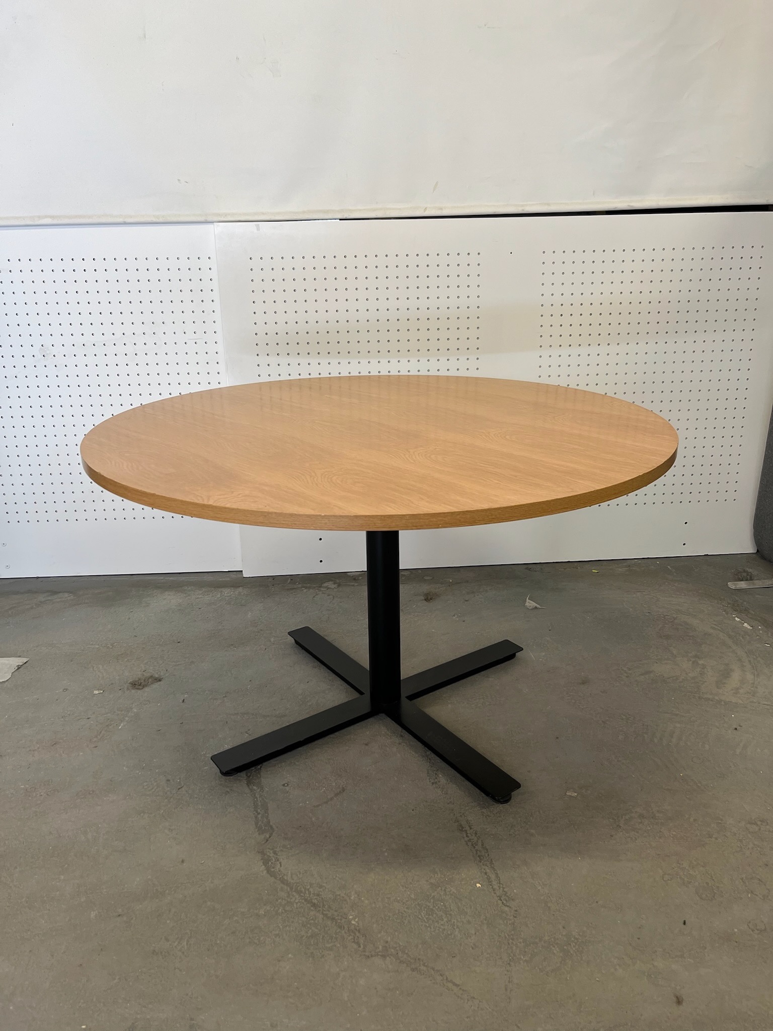 SELT / SOLD Hringborð frá Á. Guðmundsson, H73 Ø120