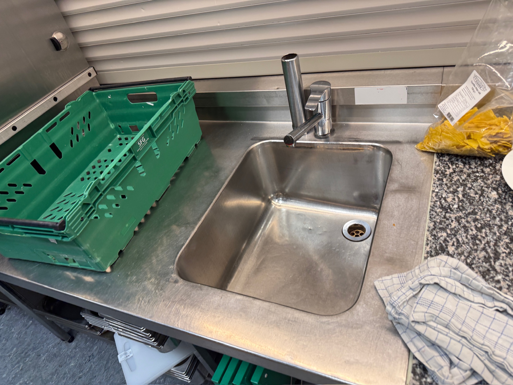 SELT / SOLD Sérsmíðað stálborð m/vaski, undirhillum og bakkanti frá Frostverk 4