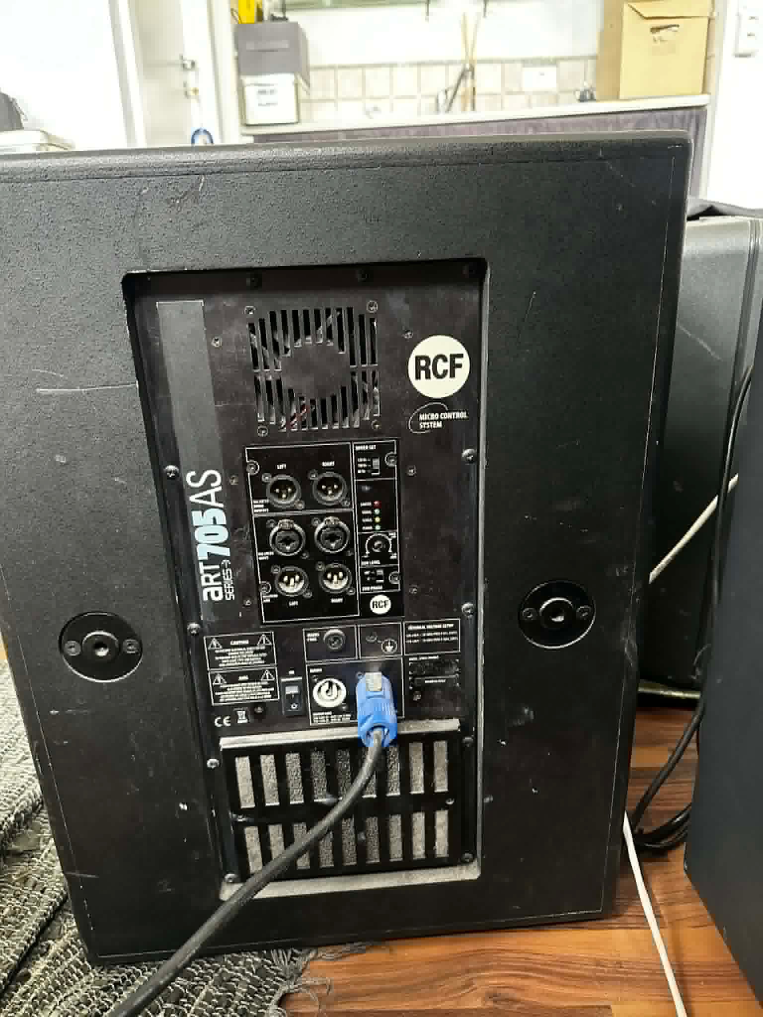 RCF hljóðkerfi, 2 hátalarar, bassabox og mixer 7