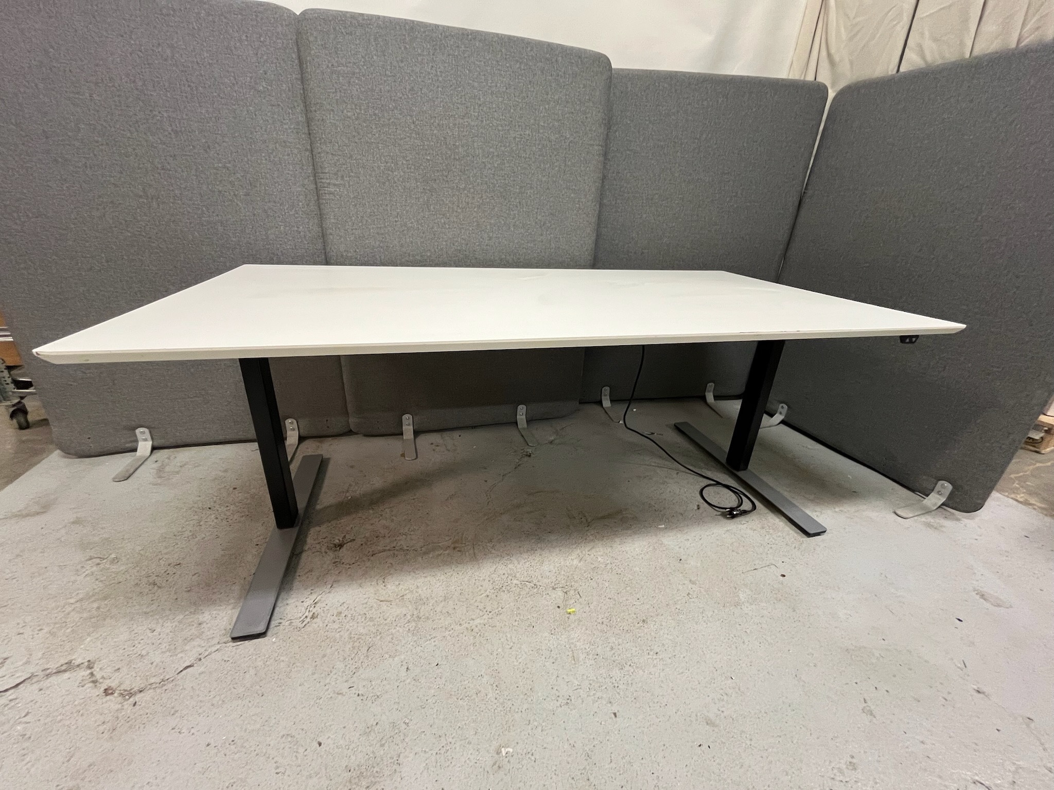 SELT / SOLD Dencon rafmagnsborð frá Pennanum, L180 x B90 sm.