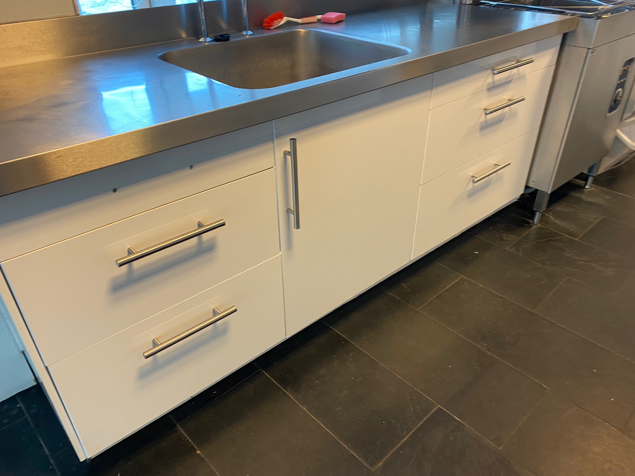 SELT / SOLD - Vandaður stálvaskur með blöndunartæki, B208 3