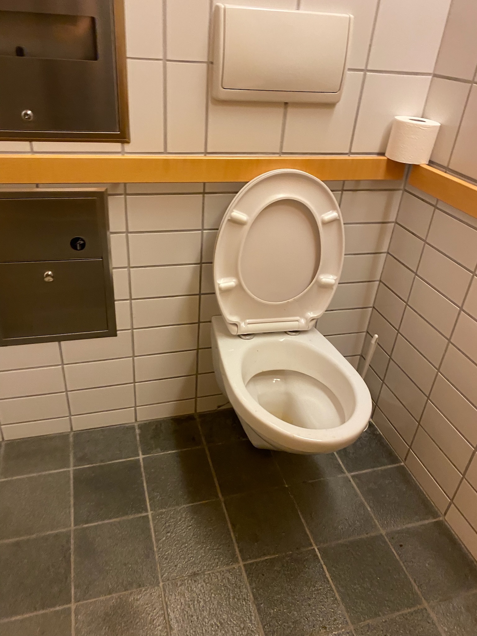 SELT/SOLD WC / vegghengt salerni, kassi og takkar (13 stk.) 8