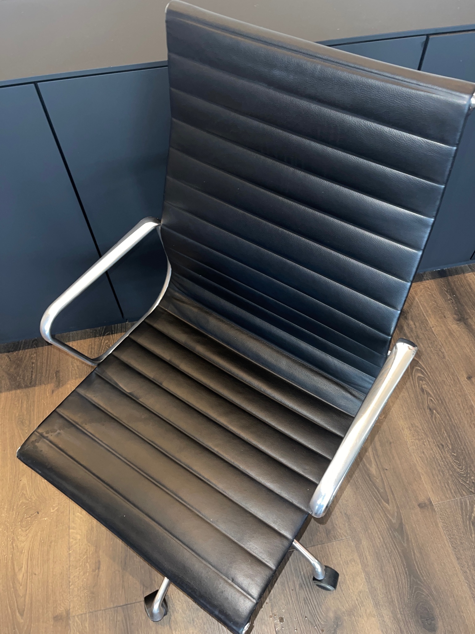 SELT / SOLD Vitra fundarstóll/skrifborðsstóll með 4-arma hjólakrossi 10