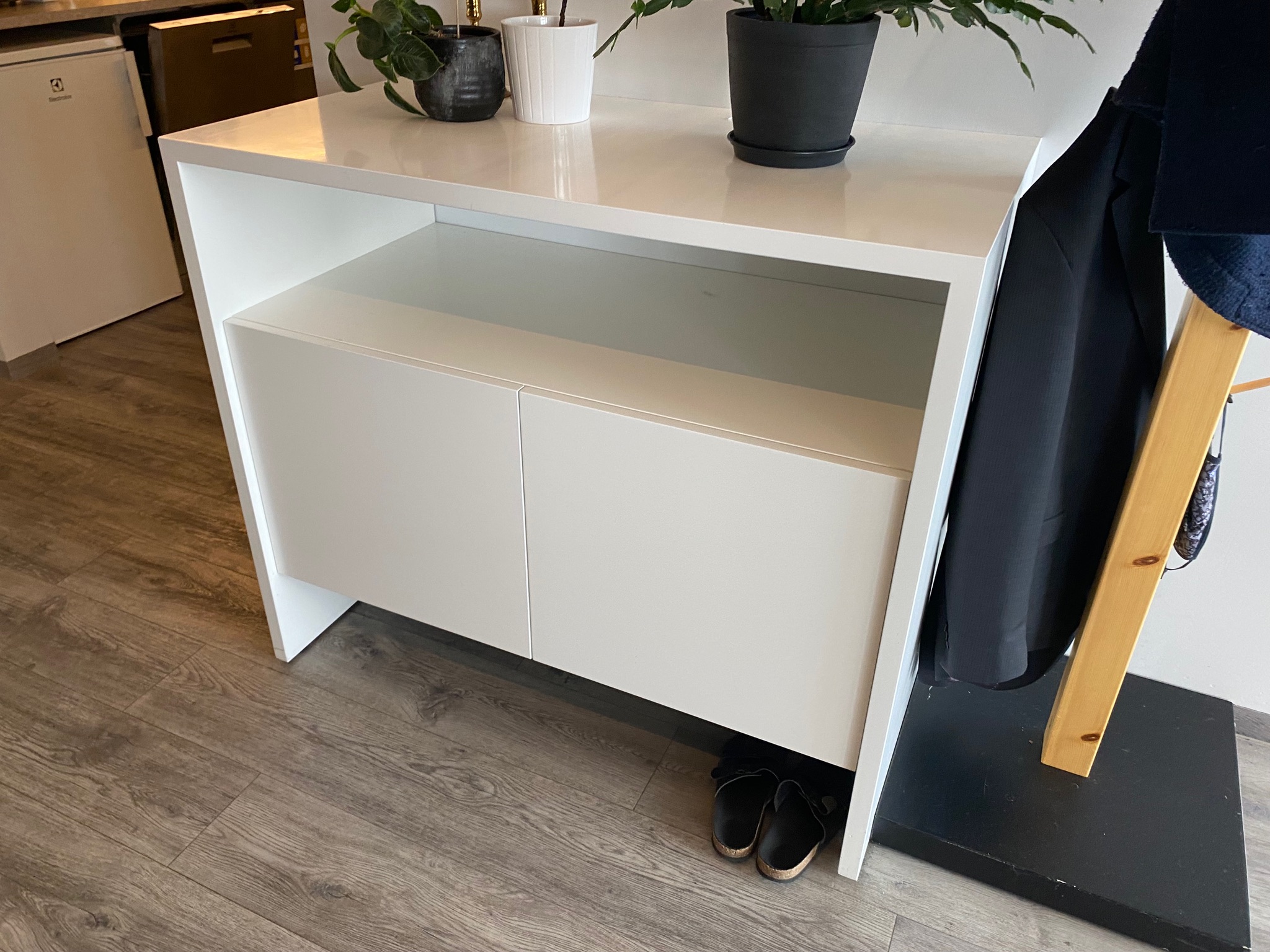 SELT / SOLD Hvítur skenkur frá ÁG B110 x D58 x D96 sm.
