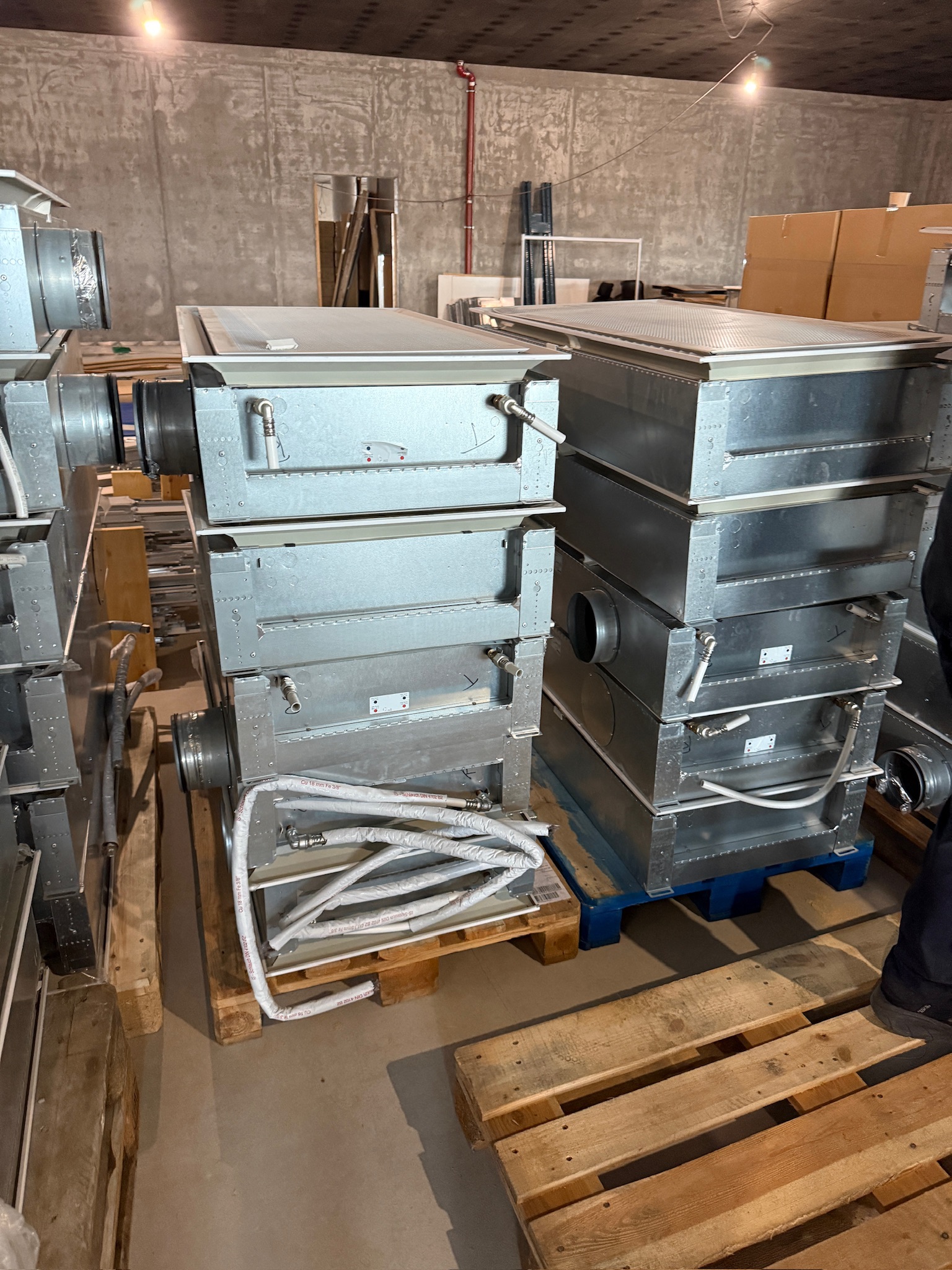 SELT / SOLD Swegon loftræstieining í kerfisloft, L120xB60sm. (30 stk.) 6