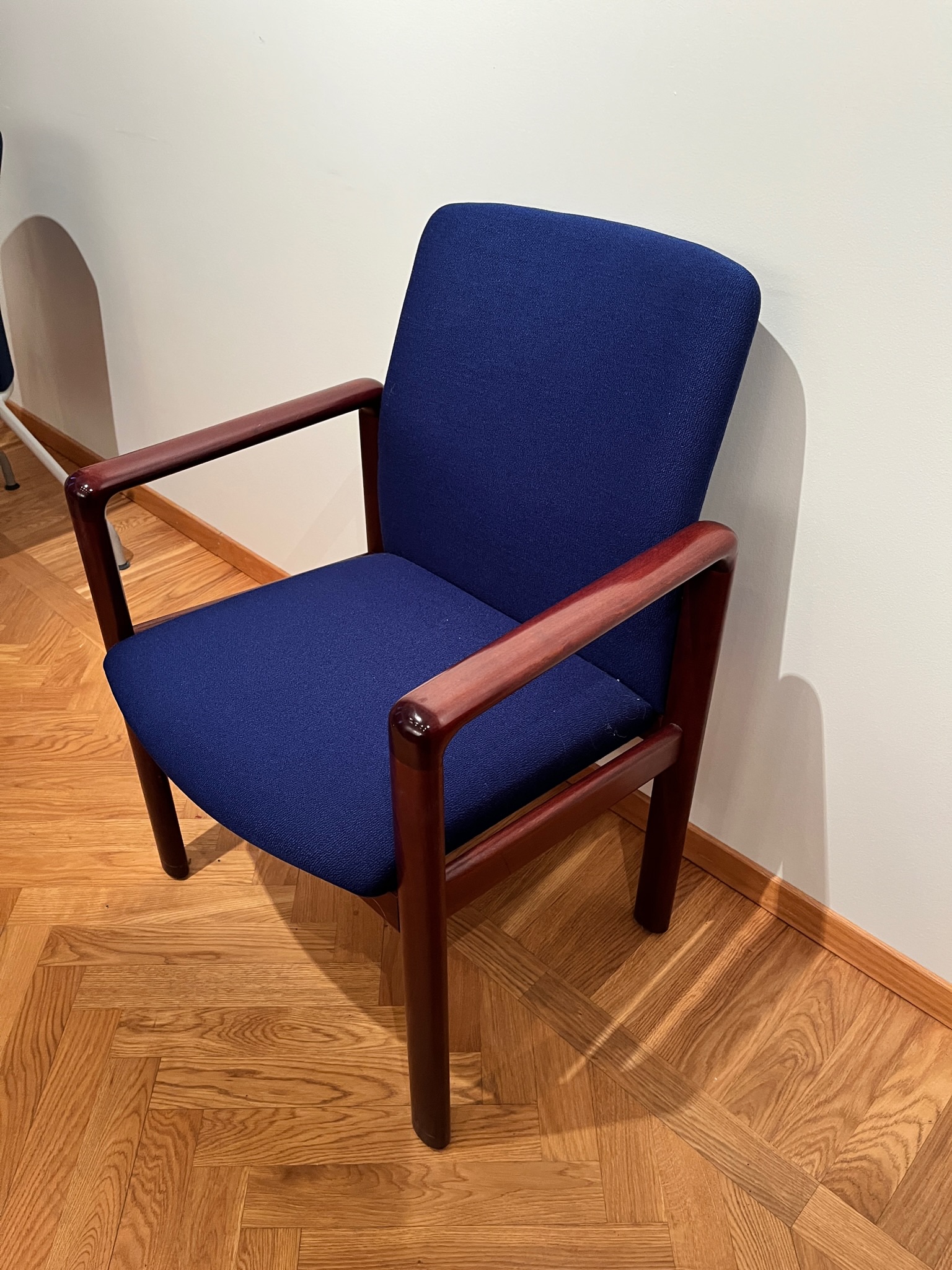 SELT / SOLD Vandaðir fundarstólar - biðstofustólar 2