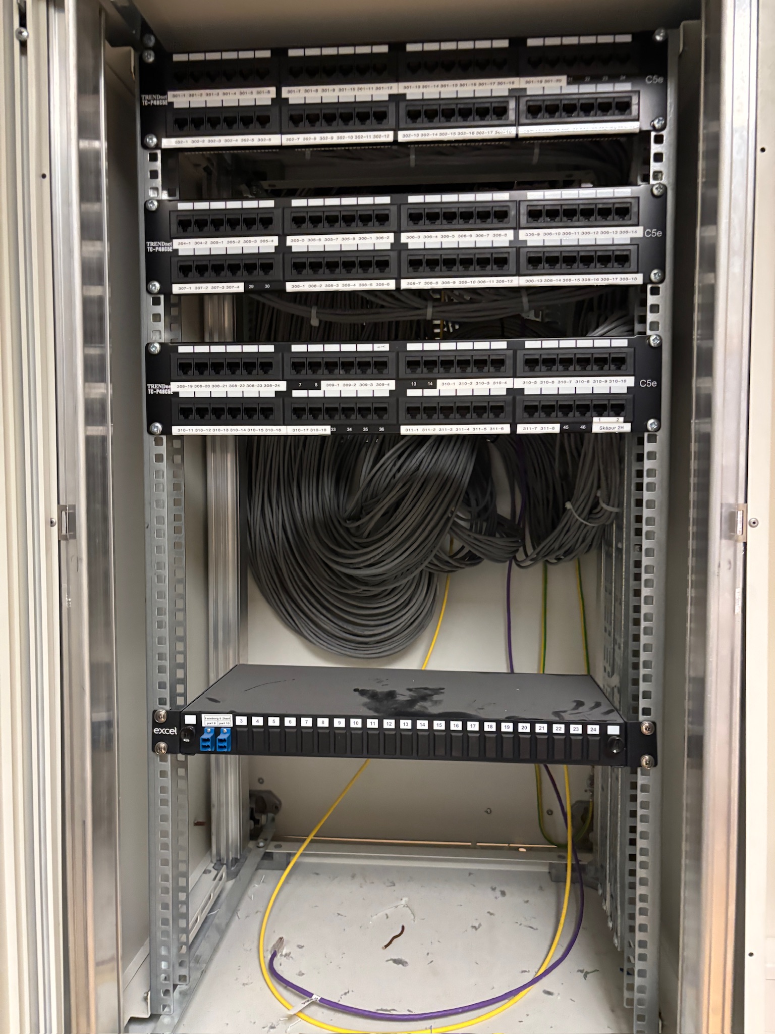 SELT / SOLD Legrand tölvuskápur frá Ískraft, 19'' rekki, 21u 3