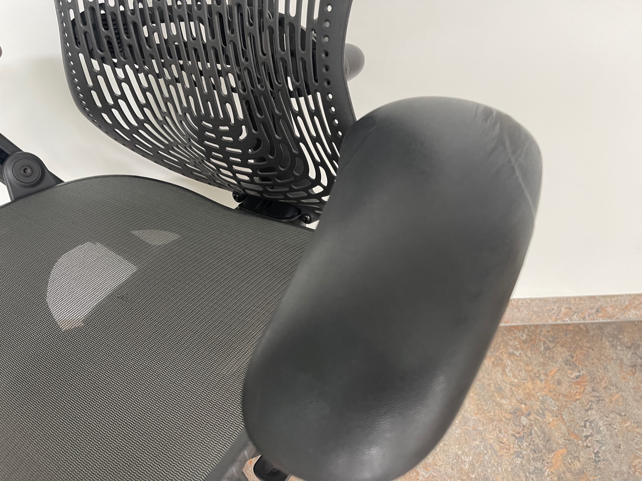 SELT / SOLD Herman Miller (Mirra) 5