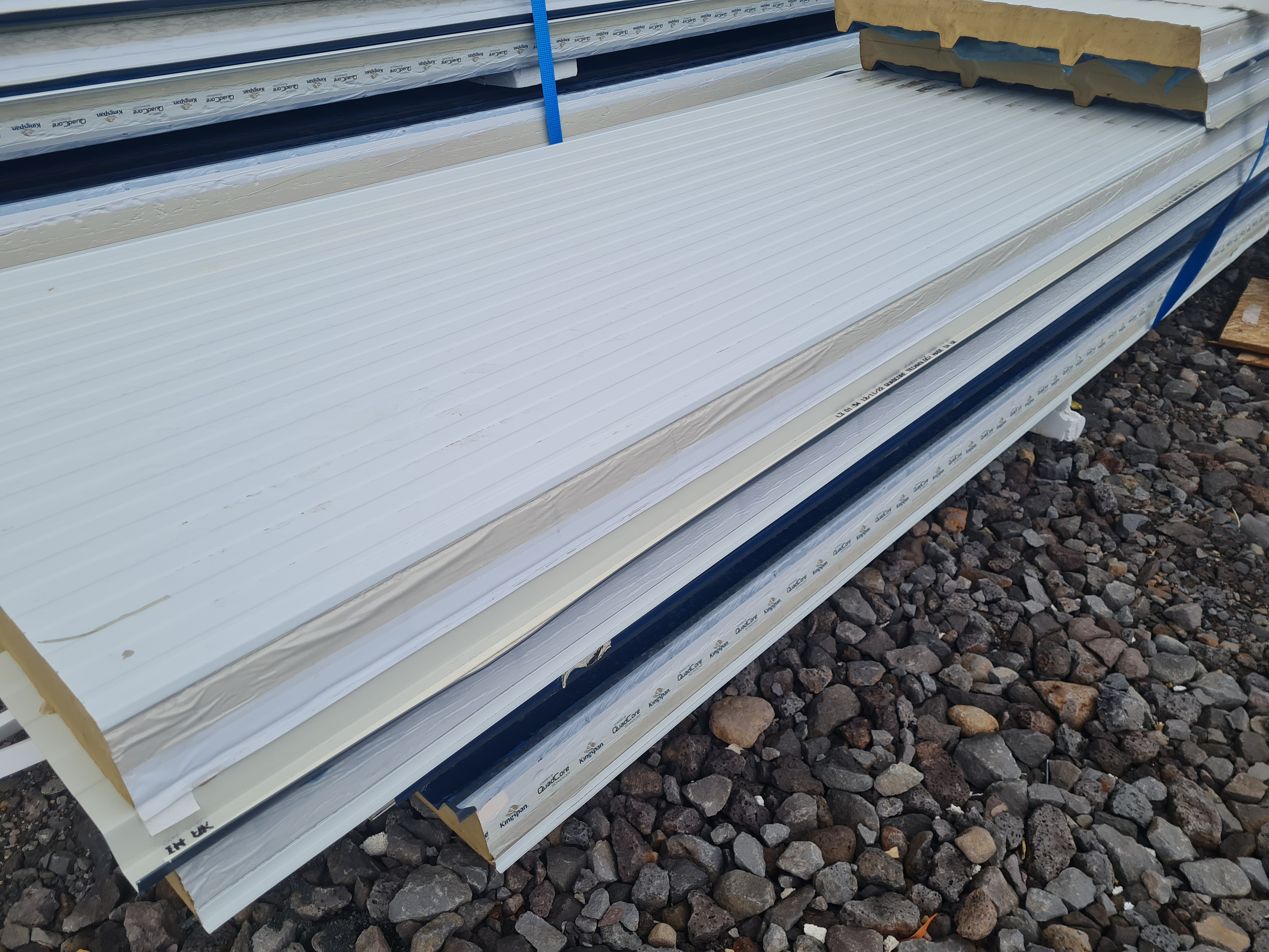 SELT / SOLD - Kingspan Quadcore - yleiningar - ónotað - 300 fm. 2