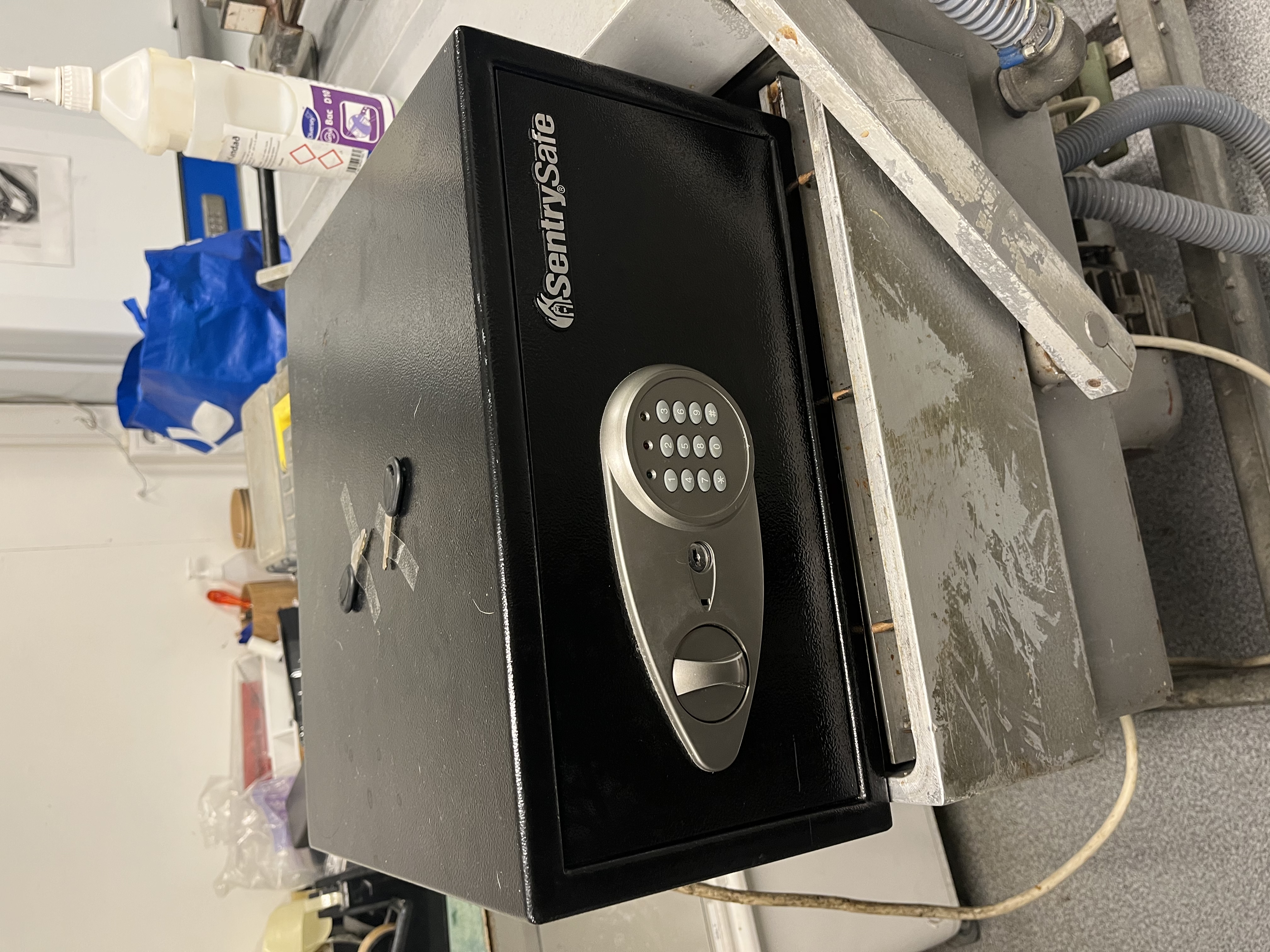 SELT / SOLD - Verðmætaskápur Sentry Safe