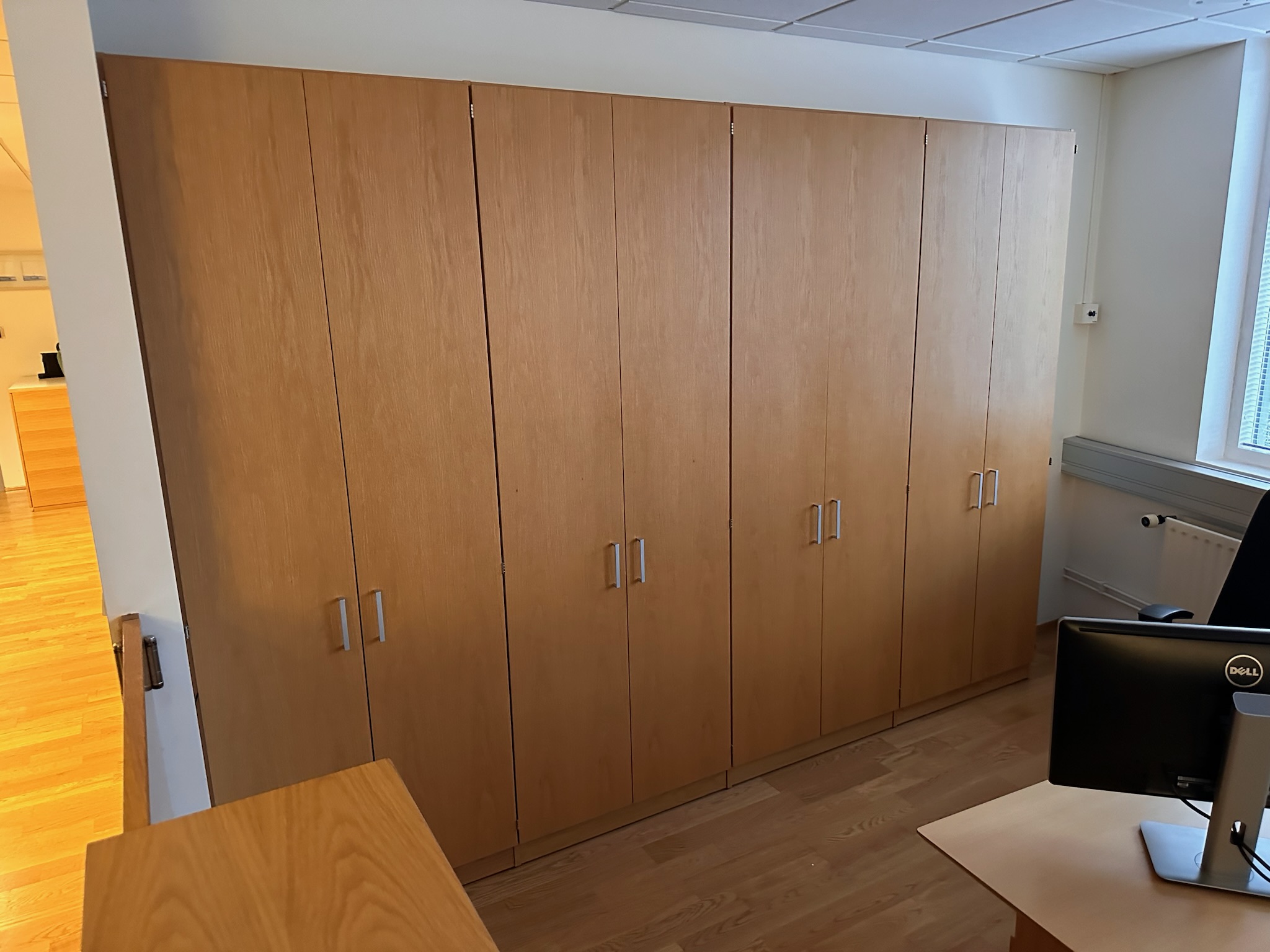 SELT / SOLD Eikar skápainnrétting, H222 x B320 sm. 3