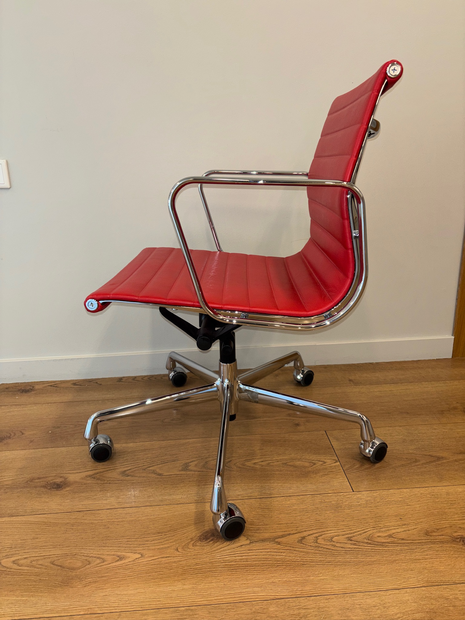 SELT / SOLD Vitra fundarstóll frá Pennanum 6