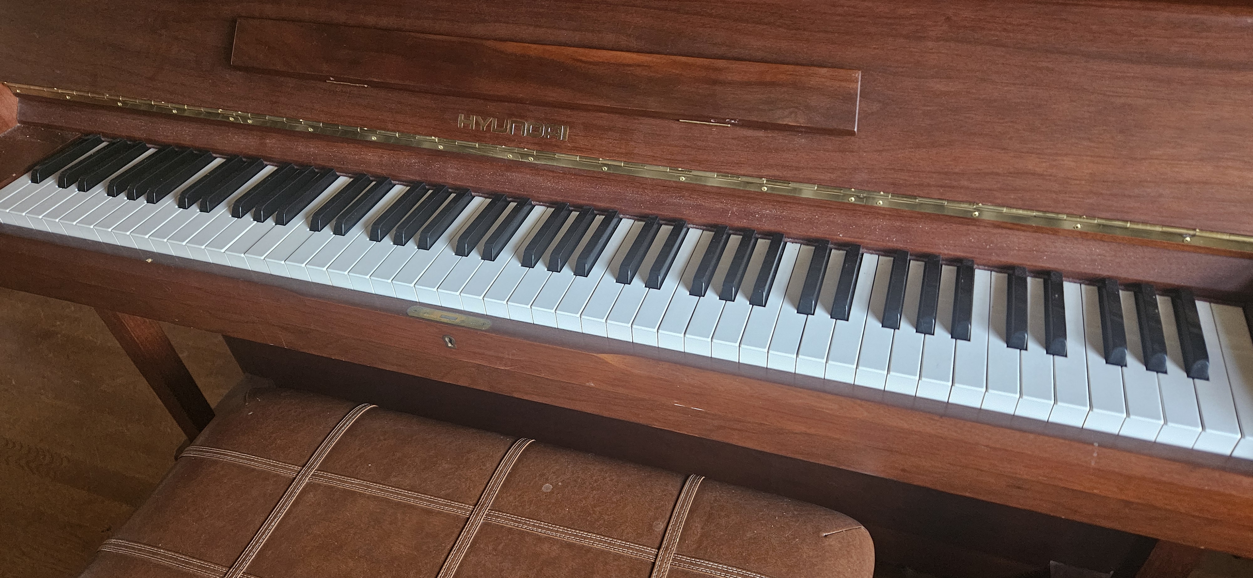 SELT / SOLD Hyundai U-825 píanó ásamt píanóbekk 3