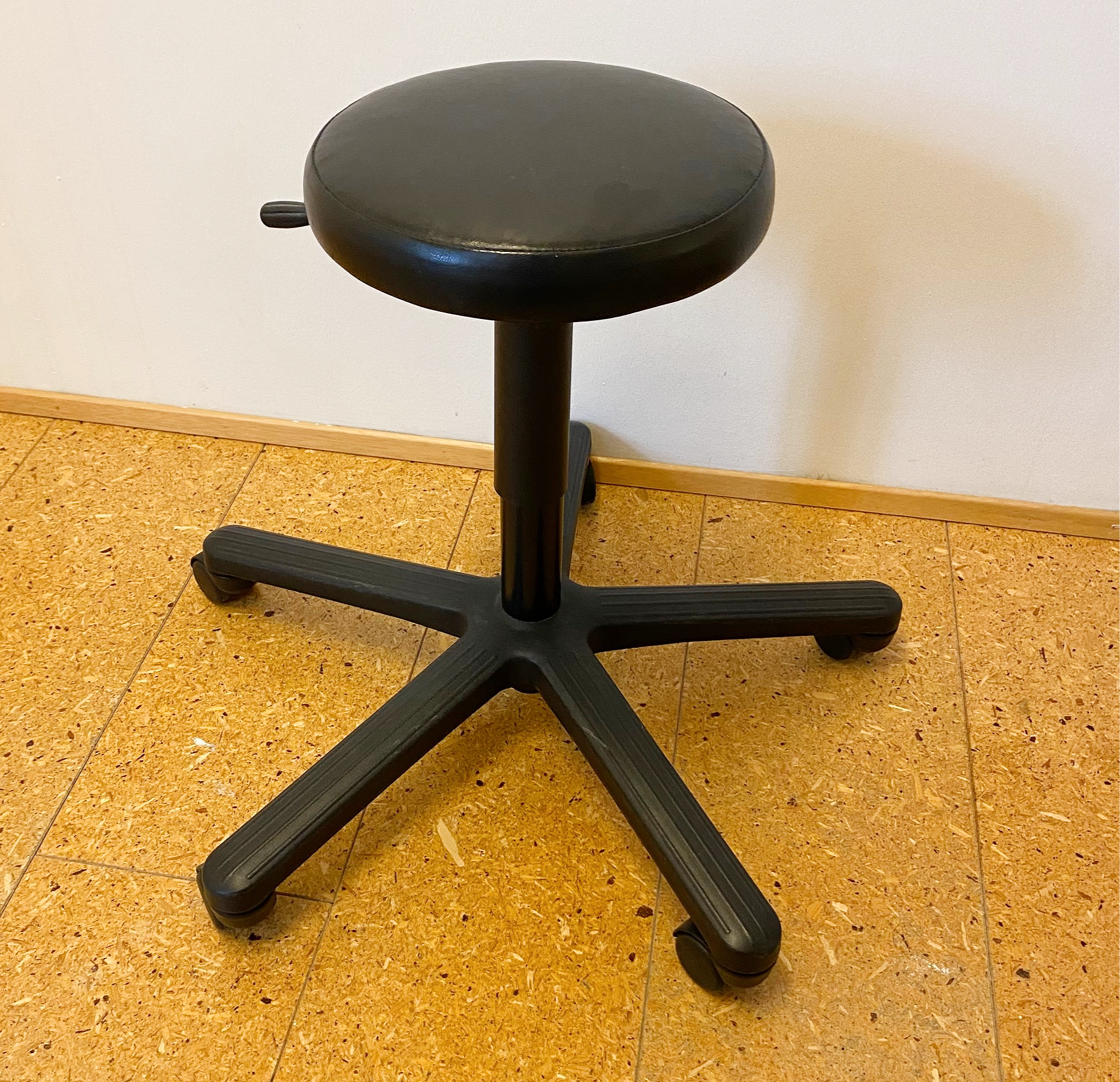 SELT / SOLD Kollur á hjólum (2 stk.)
