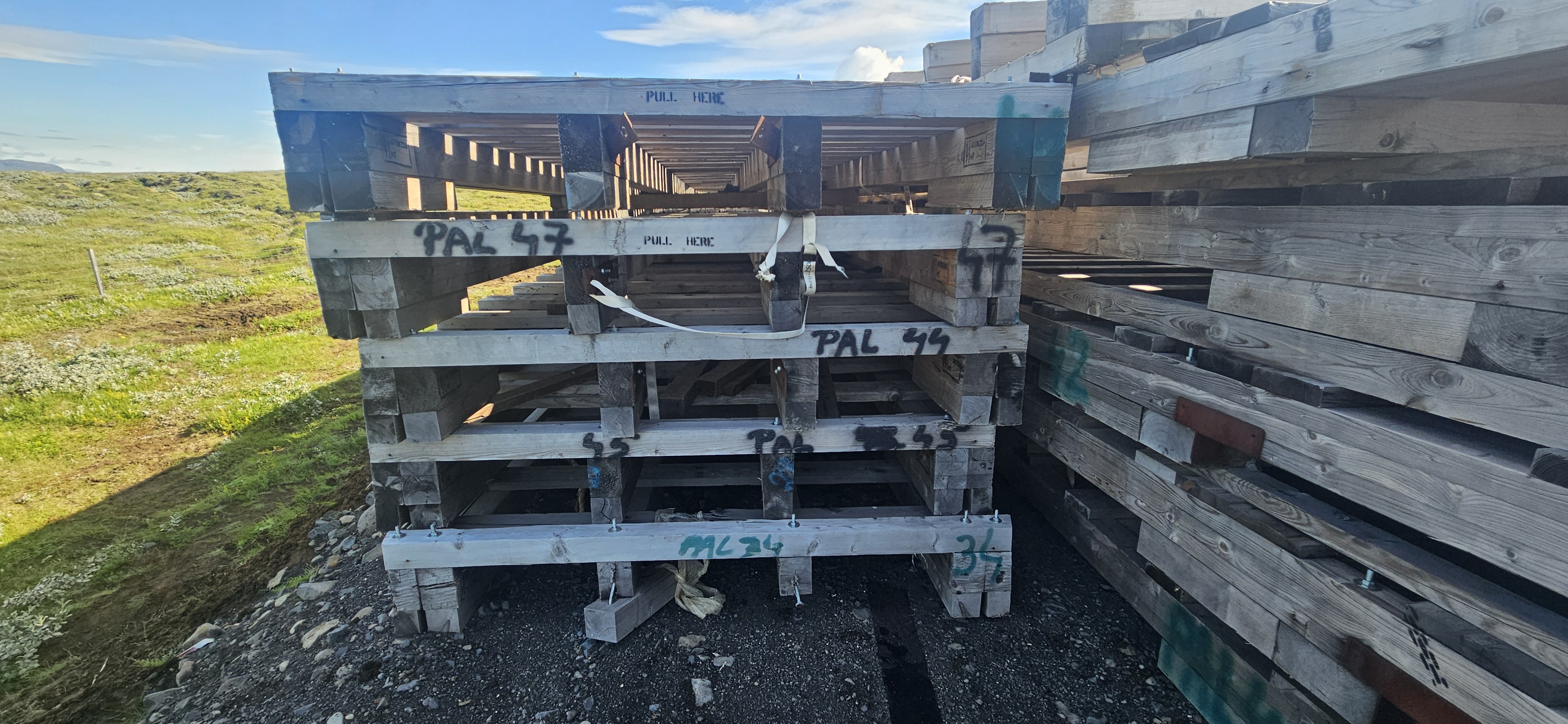 SELT / SOLD Timburrammar dregarar - timburfleti 12x2 - Pnr. 850 Hella 11
