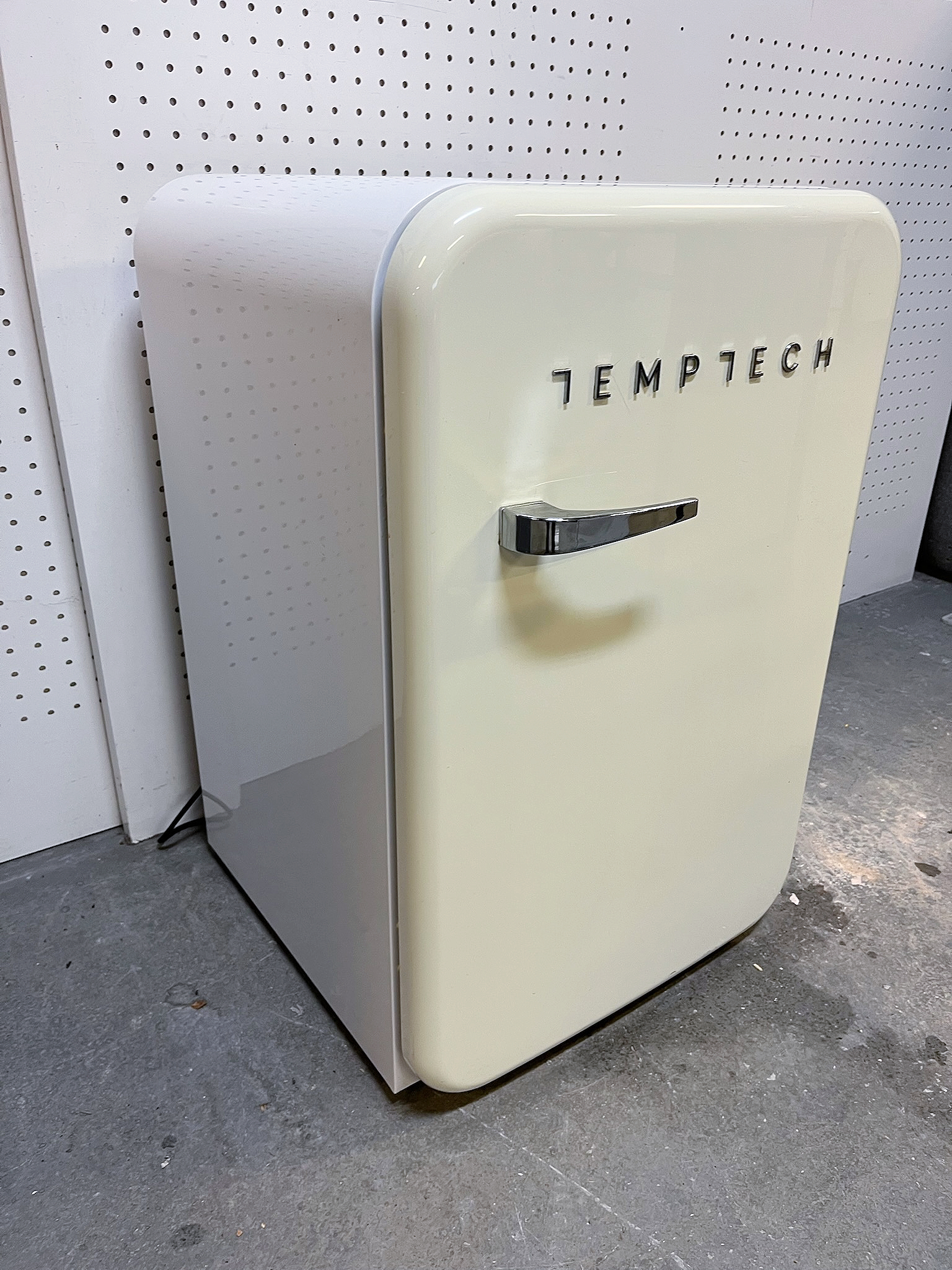 SELT / SOLD Temptech retro ísskápur