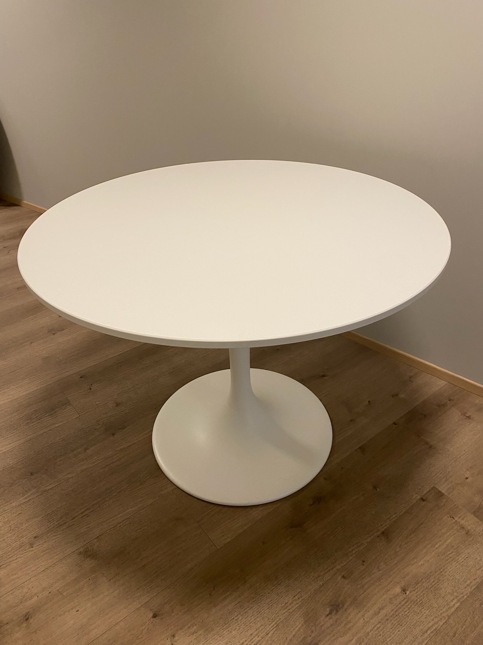 SELT / SOLD Hringborð frá IKEA (Docksta) - 1 stk.