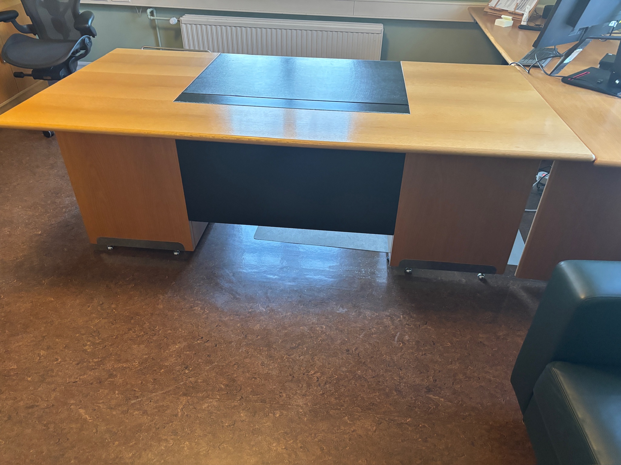 SELT / SOLD Skrifstofuborð með svörtu leðri á plötu. L200 sm - skúffuskápur 6