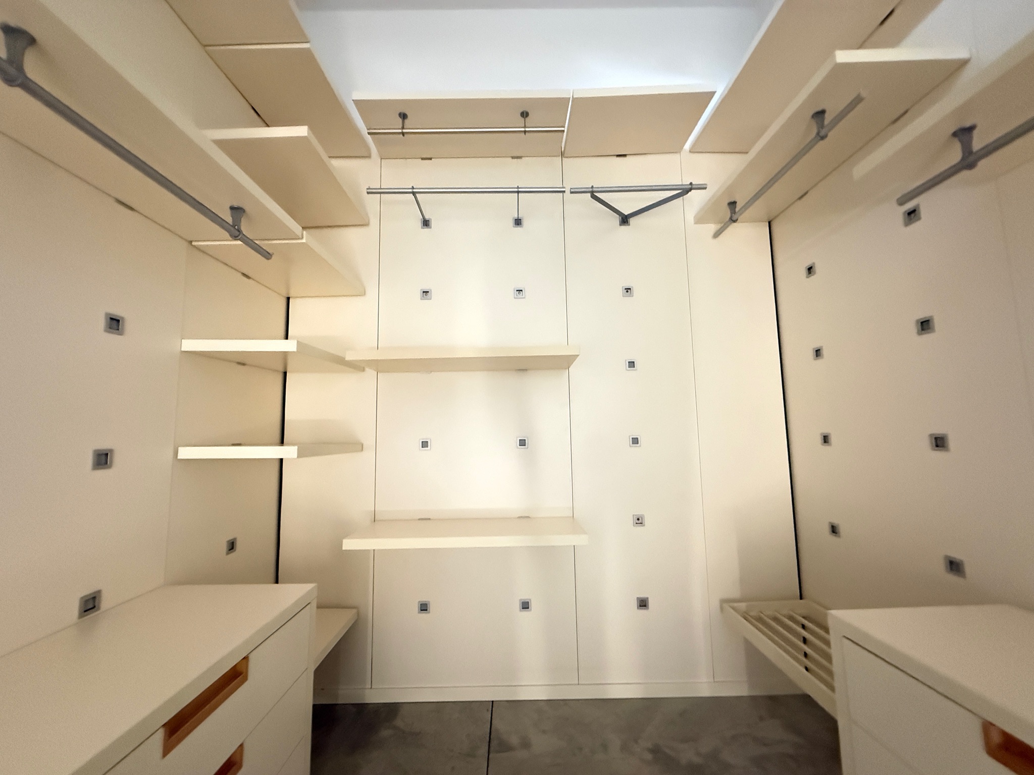 SELT / SOLD Tisettanta fataherbergi / Walk-In closet / Spegill 12 lengdarmetrar 3
