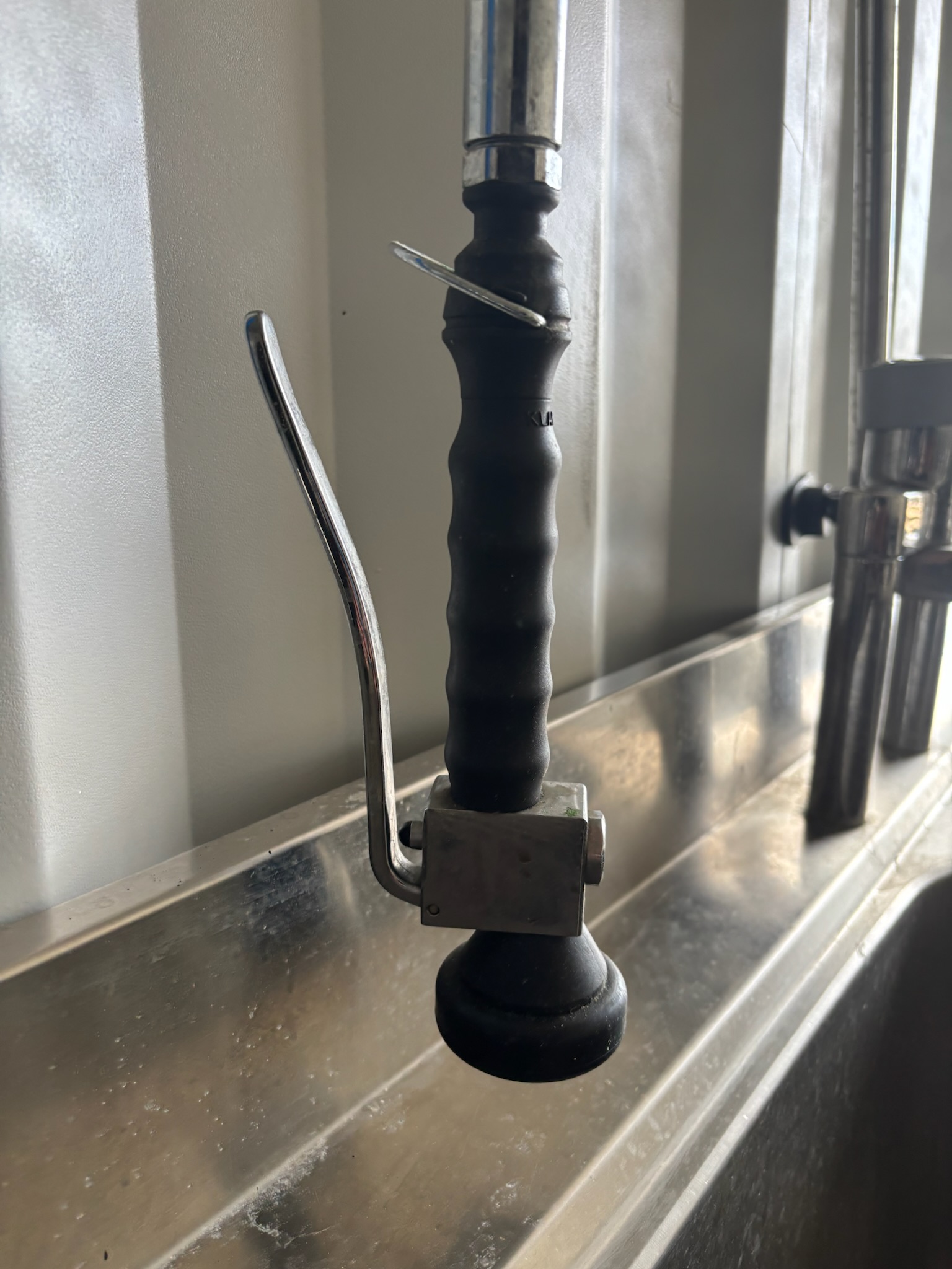 SELT / SOLD Stálborð með 2 vöskum, kanti, spúl og krana, B200sm. 6