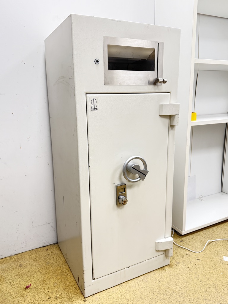 SELT / SOLD Robur verðmætaskápur m.innkastsskáp - H122 x B51