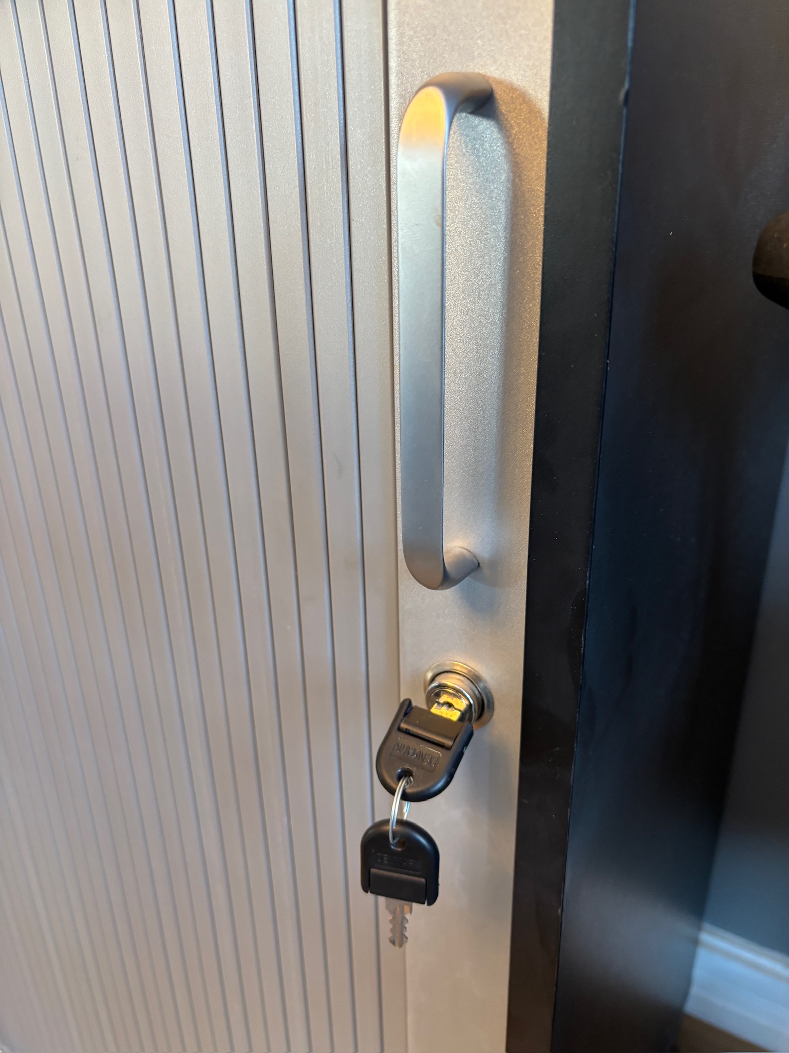 SELT / SOLD Skrifstofuskápur með rennihurð 5