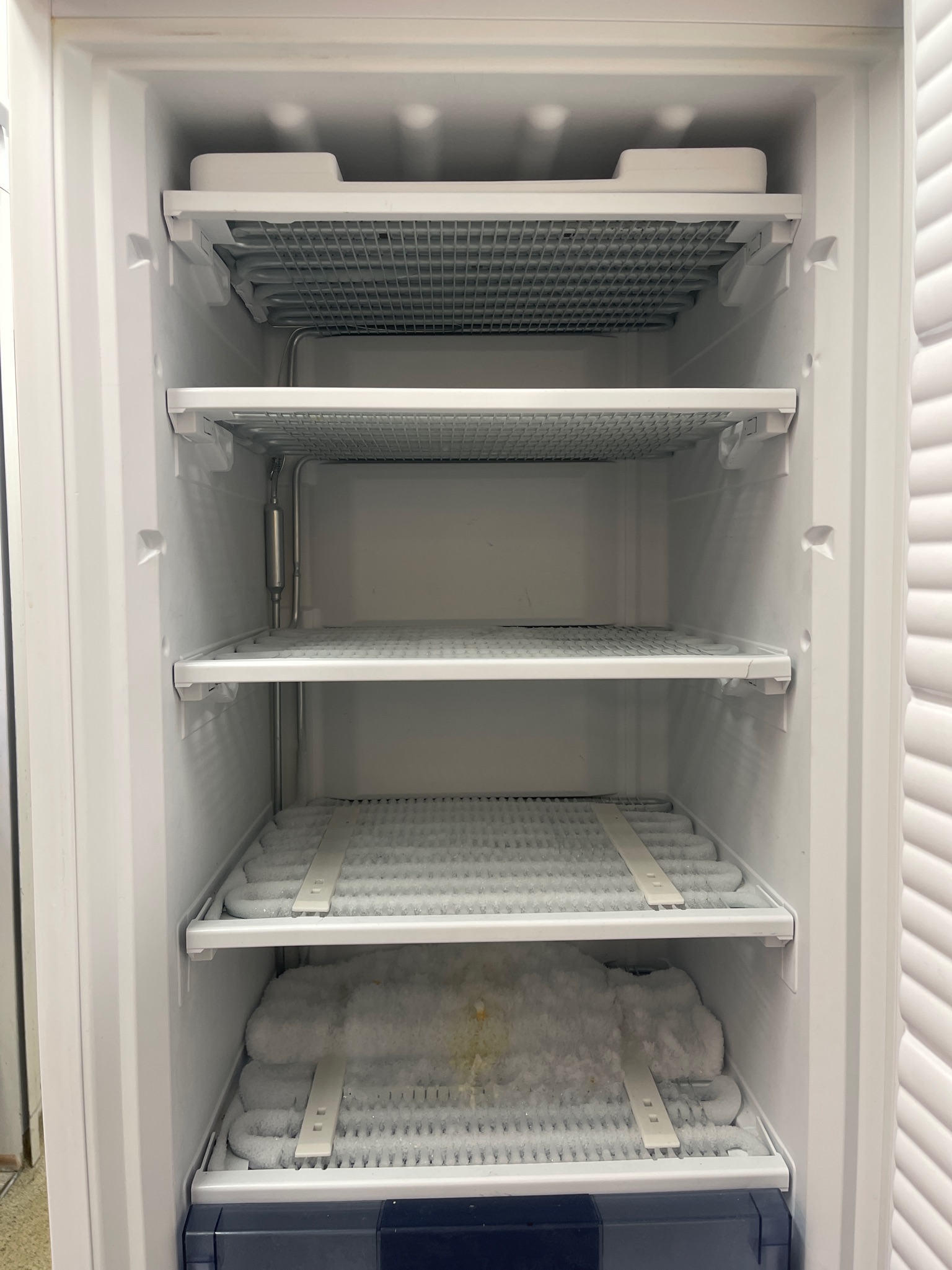 SELT - Bauknecht frystir 235L 2