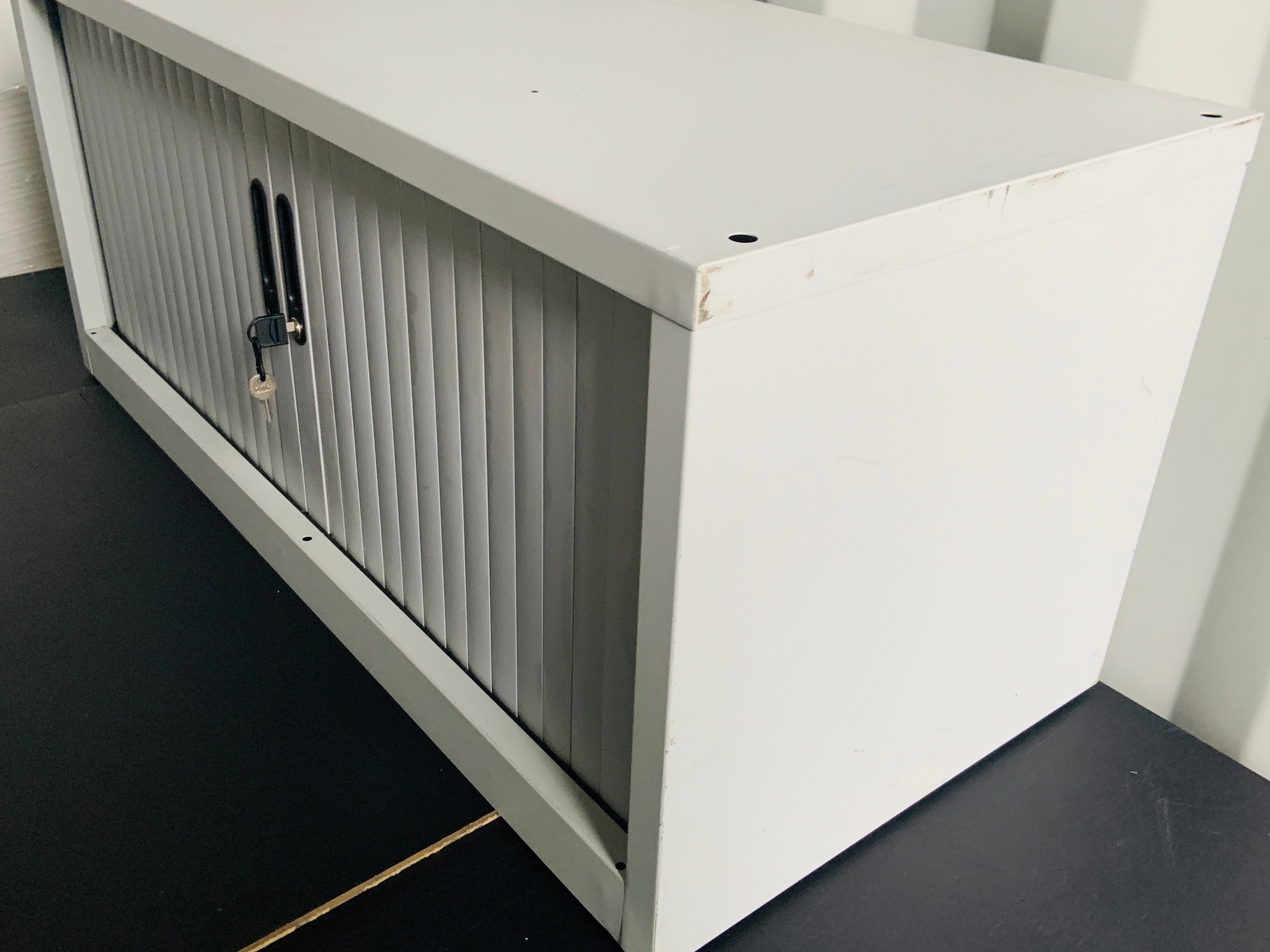 Selt/Endurnýtt-Metal design skápur m.læsingu 4