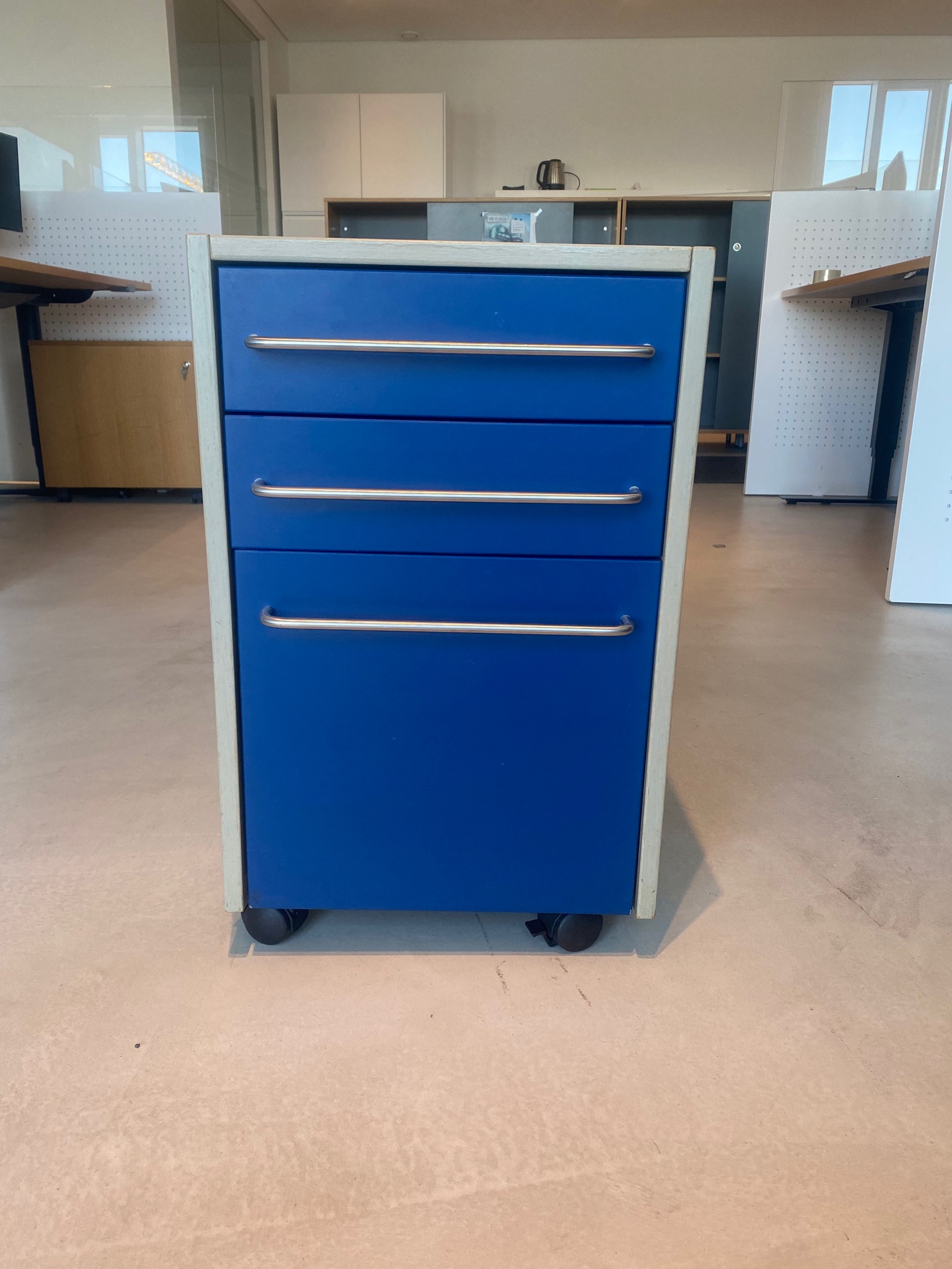 SELT / SOLD skrifborðskálfur með bláum skúffum á hjólum 2