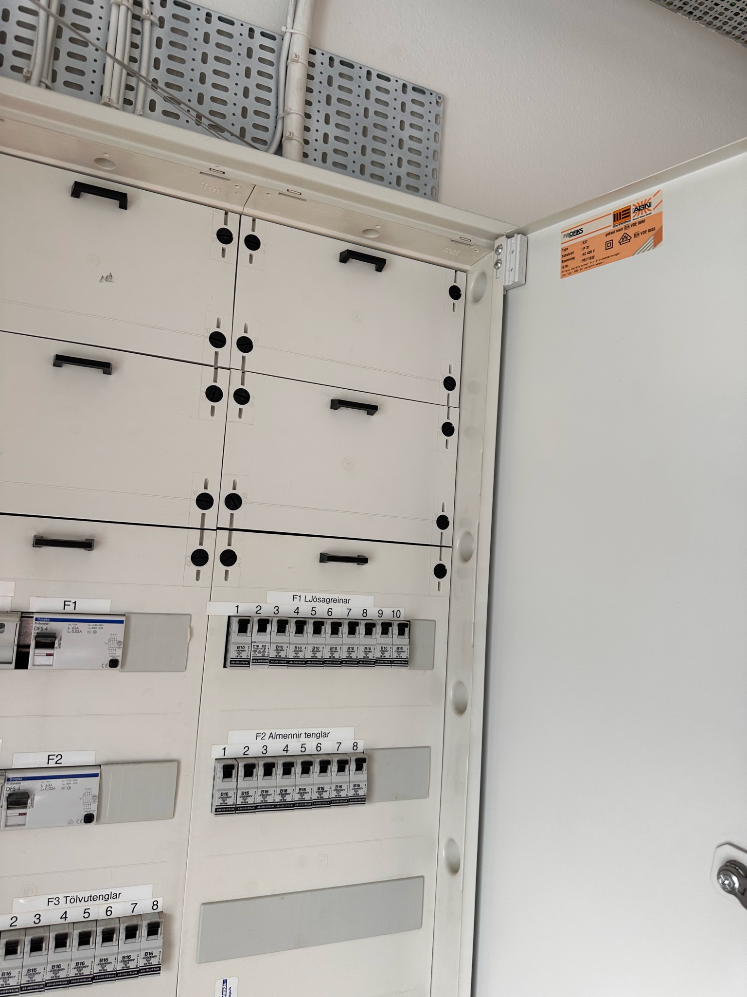 SELT / SOLD Rafmagnstafla 3