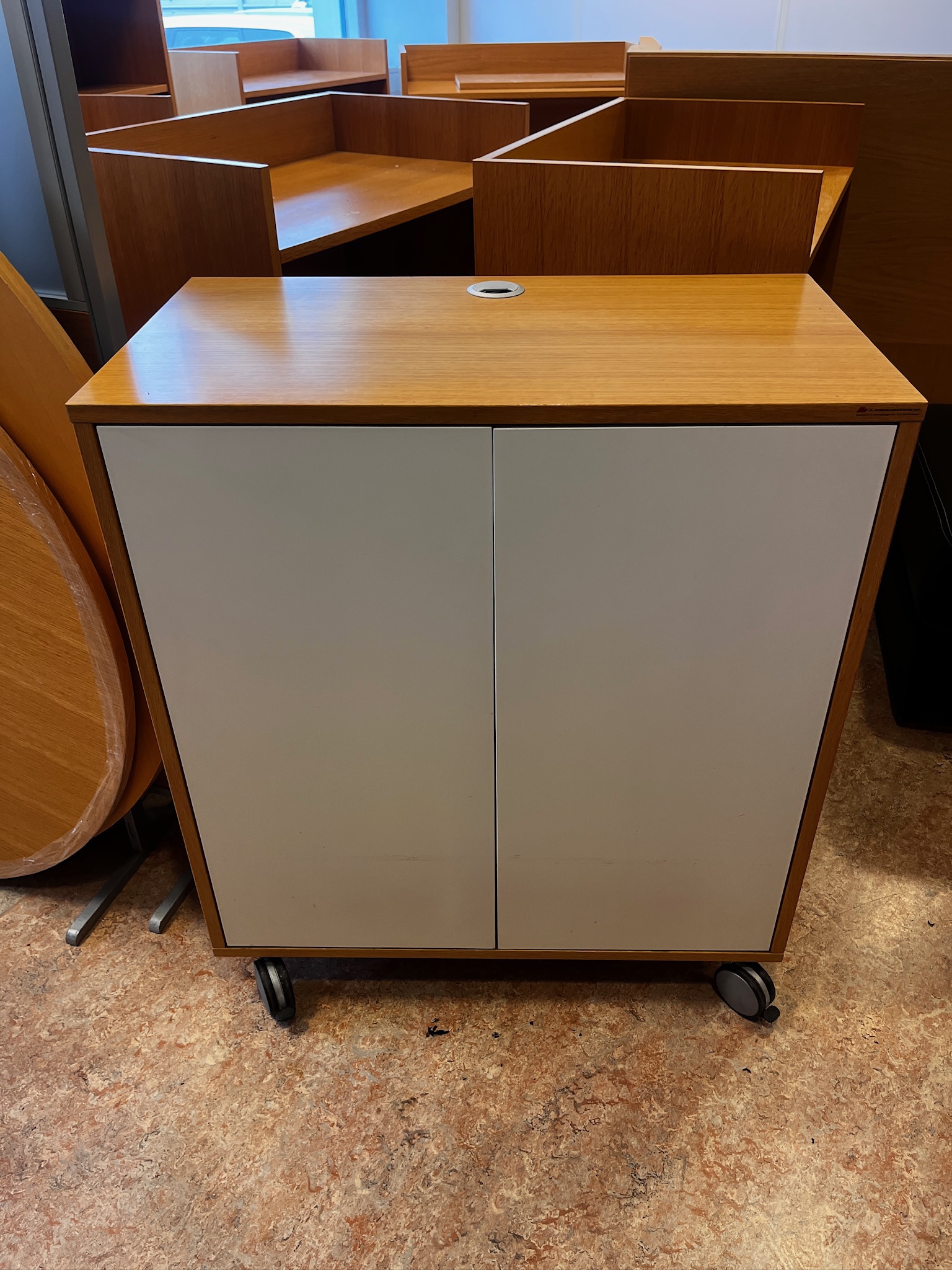 SELT / SOLD Skrifstofuskápur með rennihurðum á hjólum frá Á. Guðmundsson
