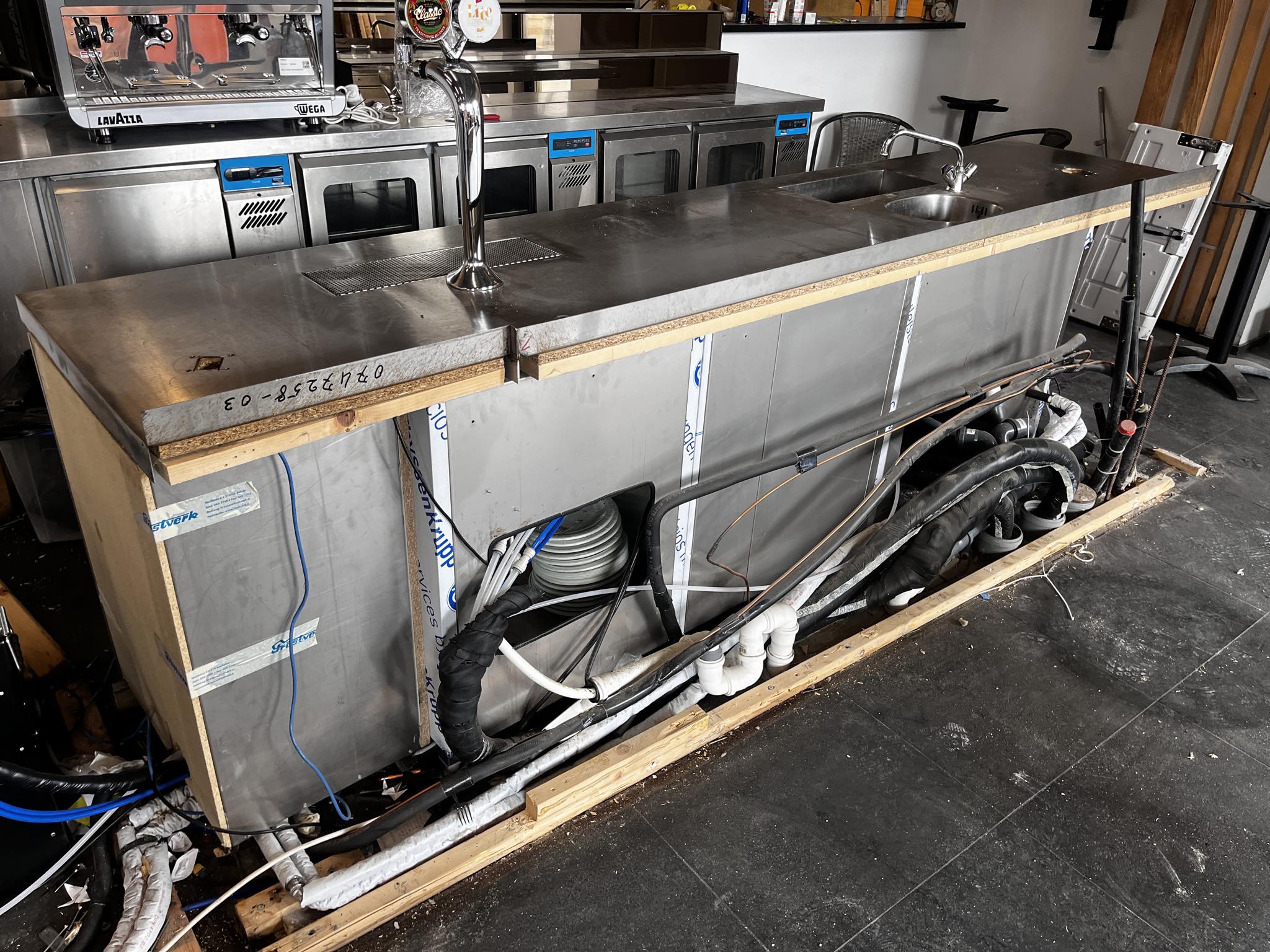SELT / SOLD Bar/preppborð - bjórdæla - kælir - vaskur B320 x D70 x H91 sm. 3